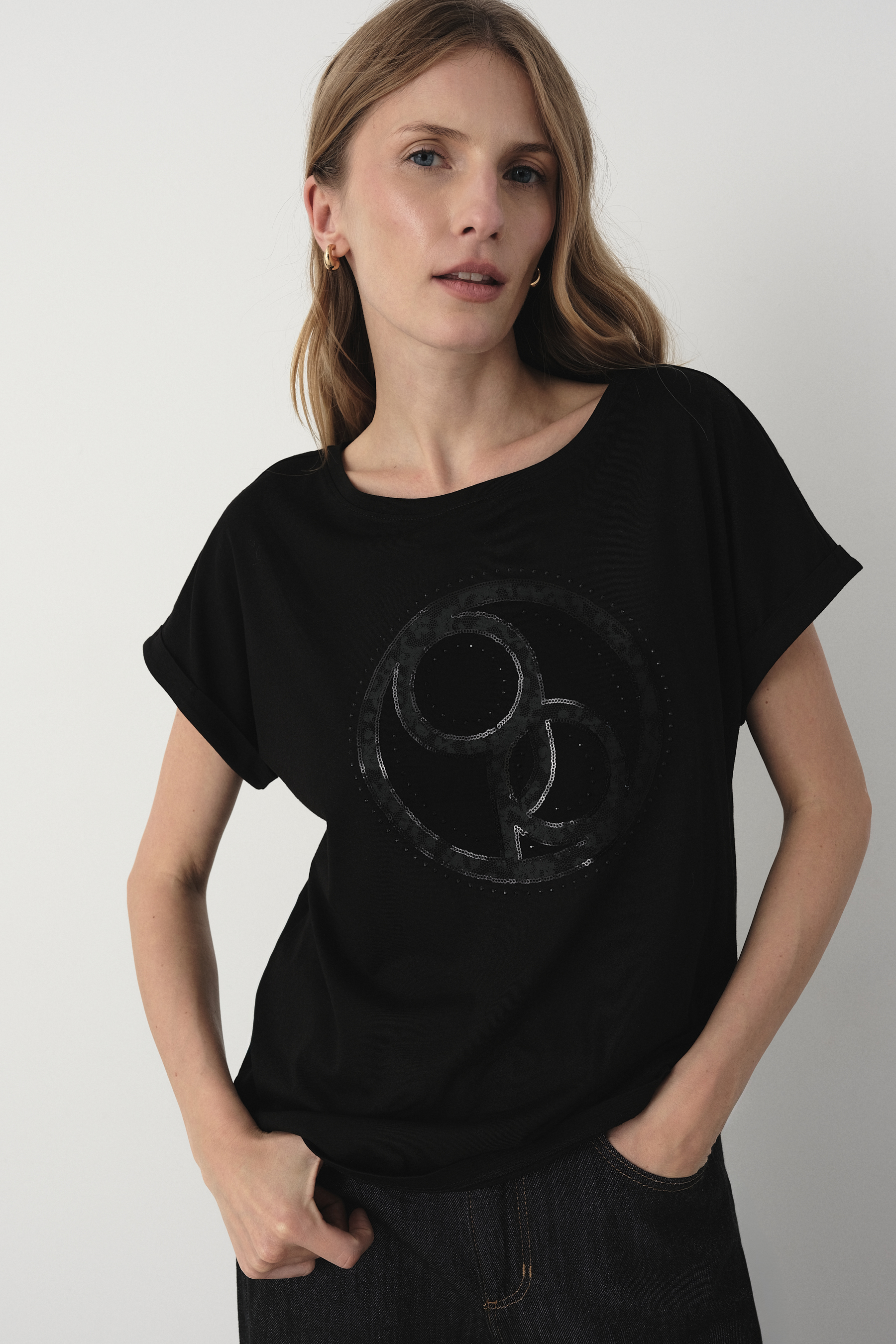 Czarny t-shirt z grafiką z przodu