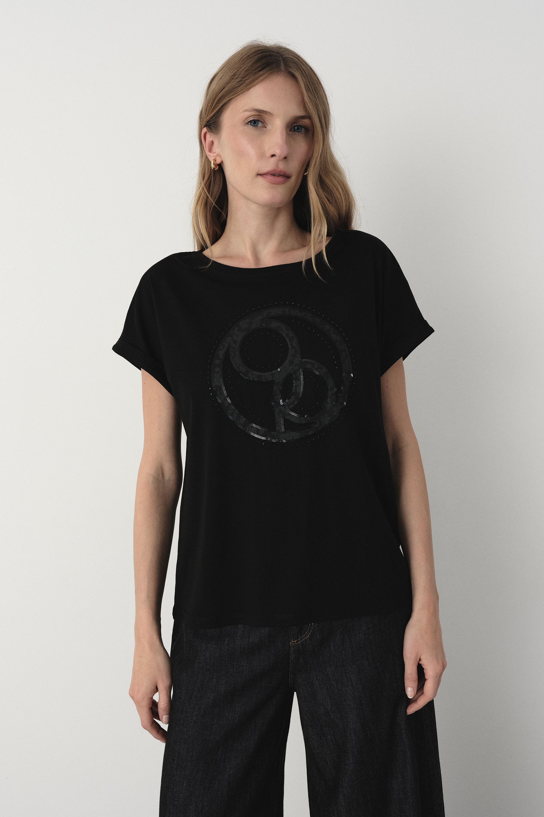 Czarny t-shirt z grafiką z przodu