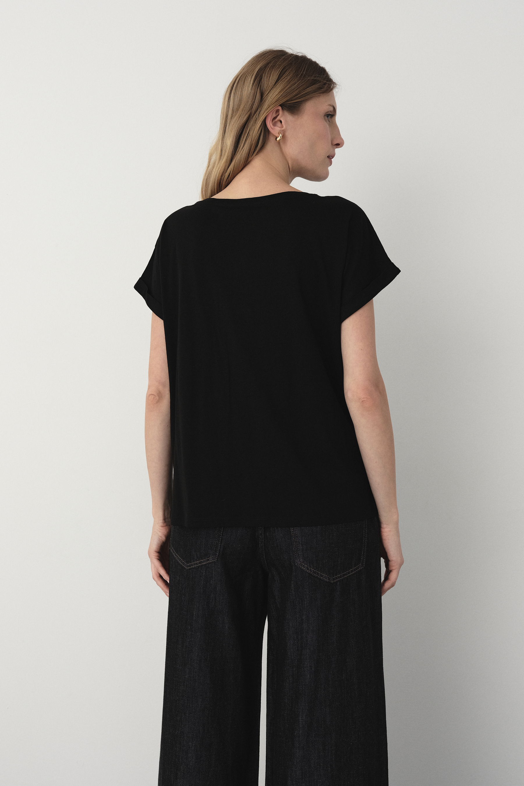 Czarny t-shirt z grafiką z przodu