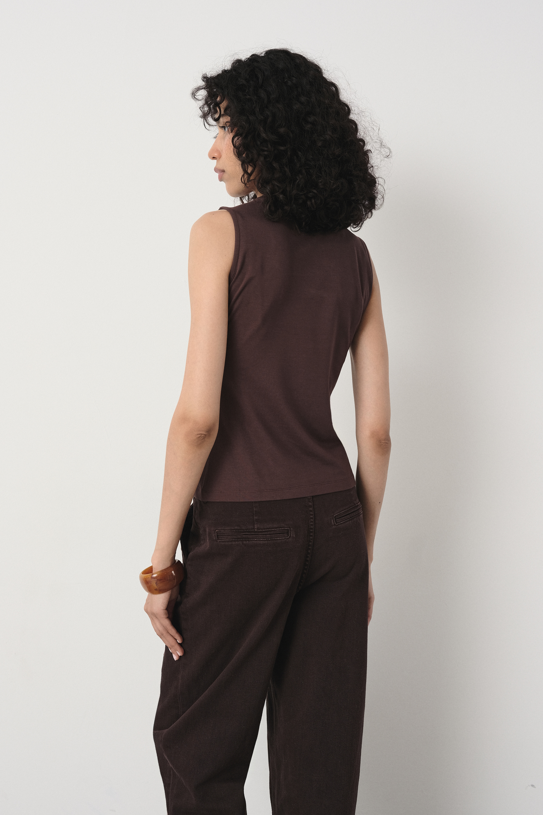 Zabudowany top w brązowym kolorze 