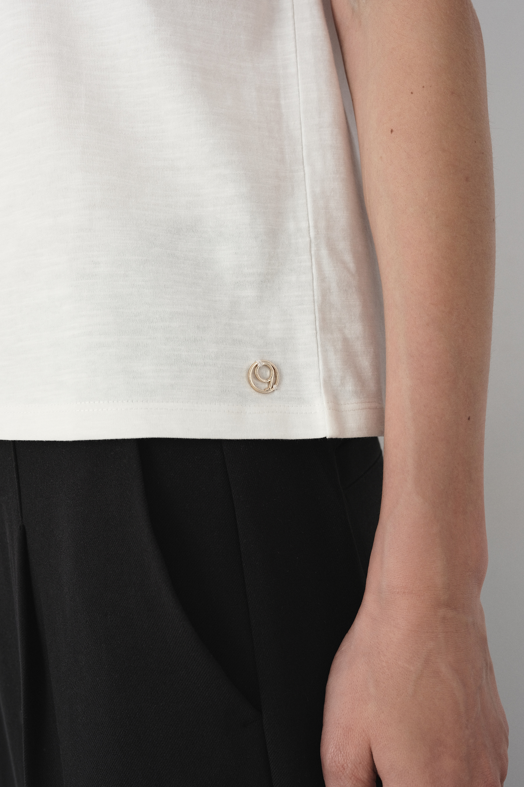 Bawełniany t-shirt w kremowym kolorze