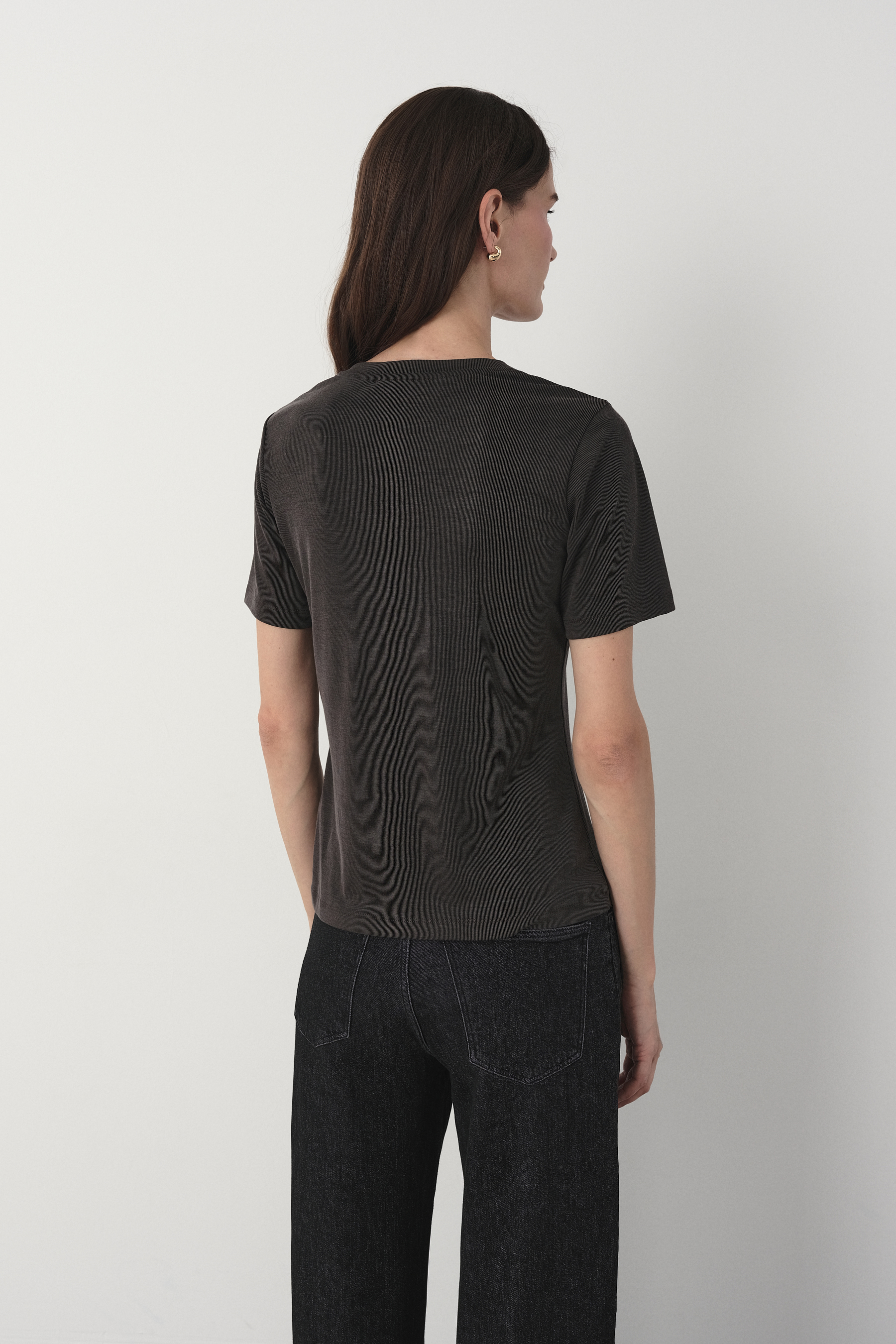 Szary t-shirt z dekoltem w V