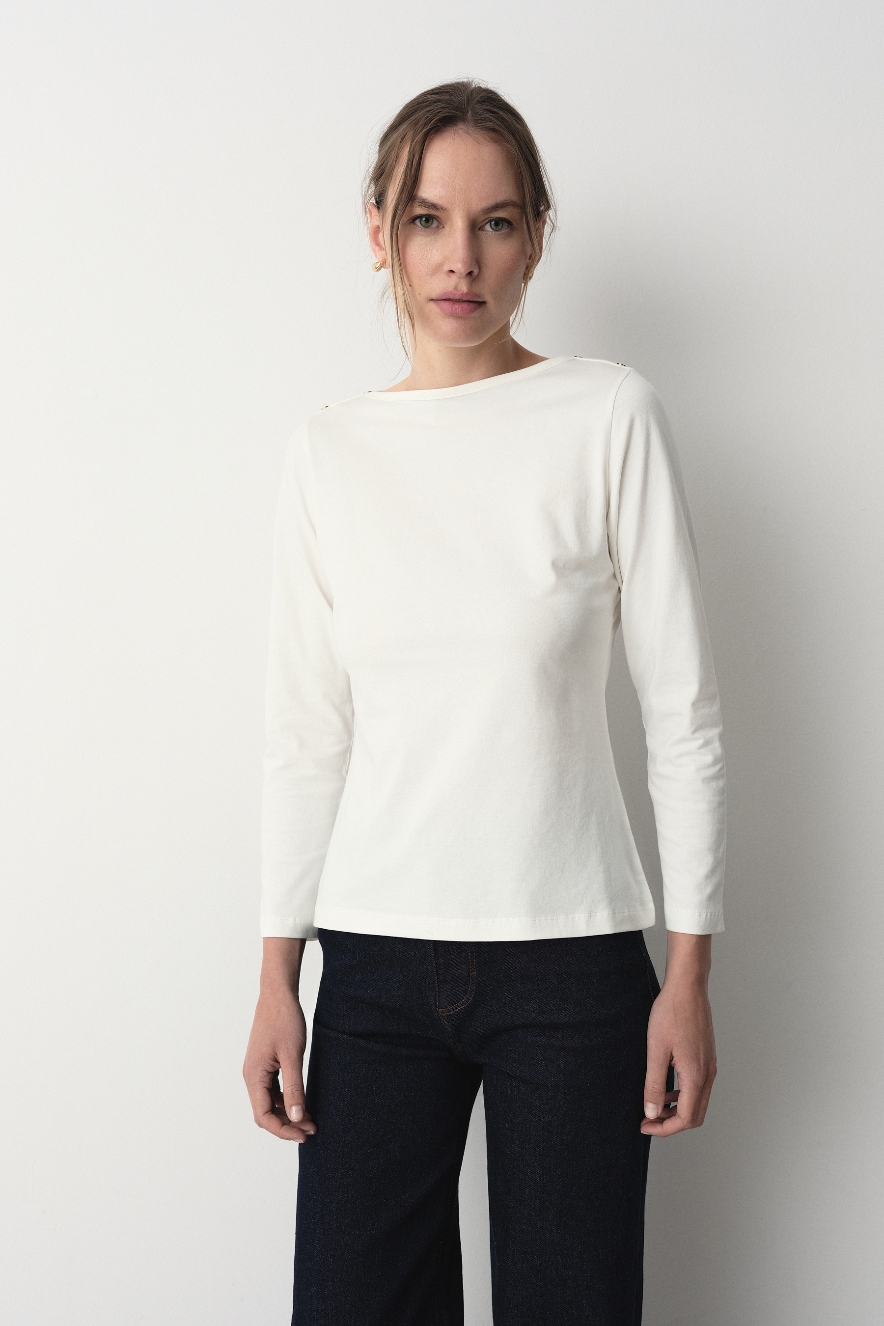 Casualowy longsleeve w białym kolorze 