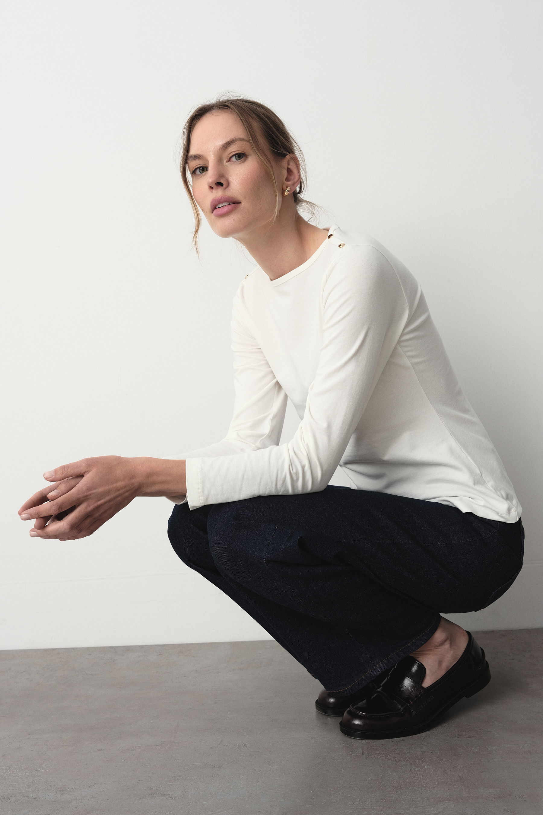 Casualowy longsleeve w białym kolorze 