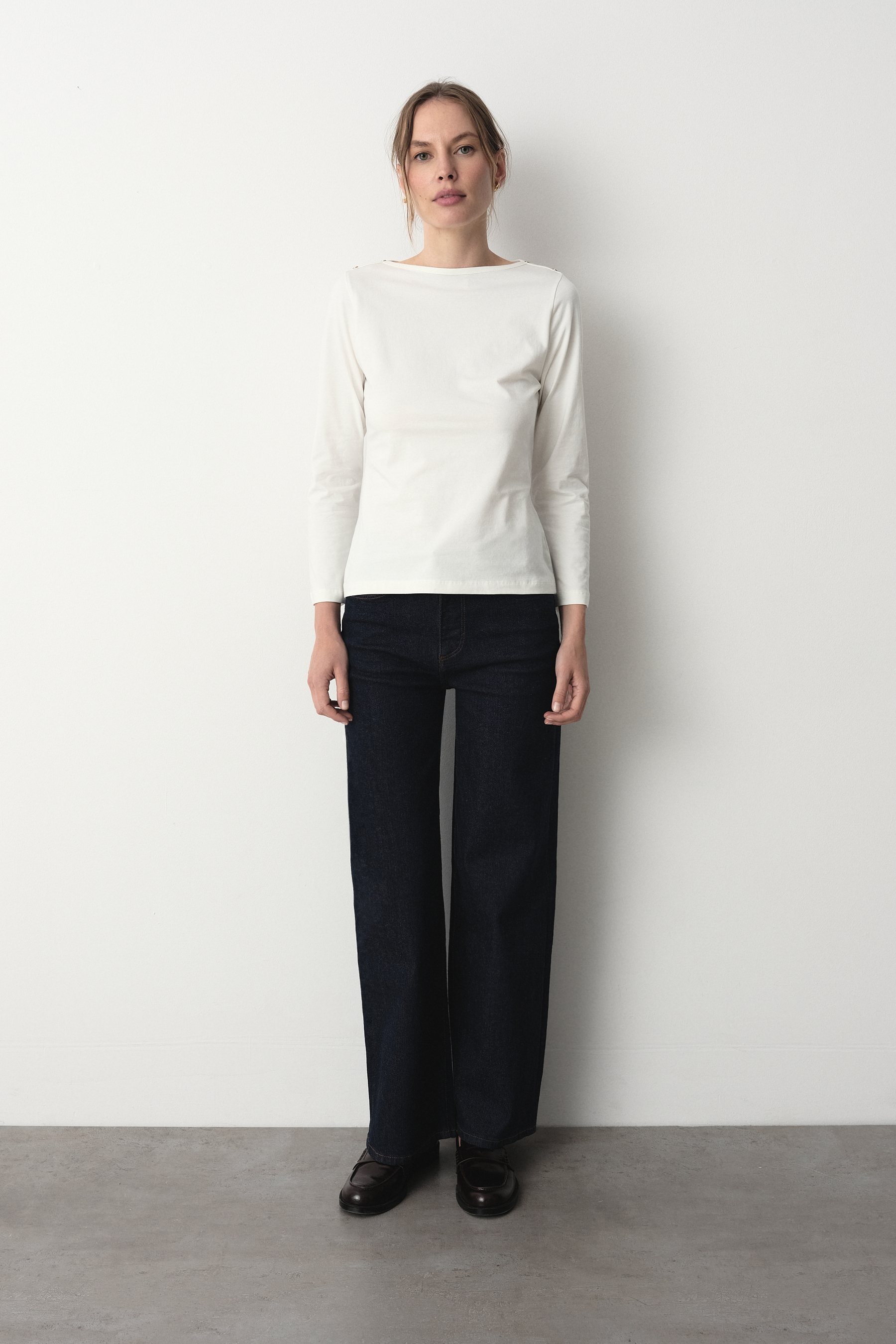 Casualowy longsleeve w białym kolorze 