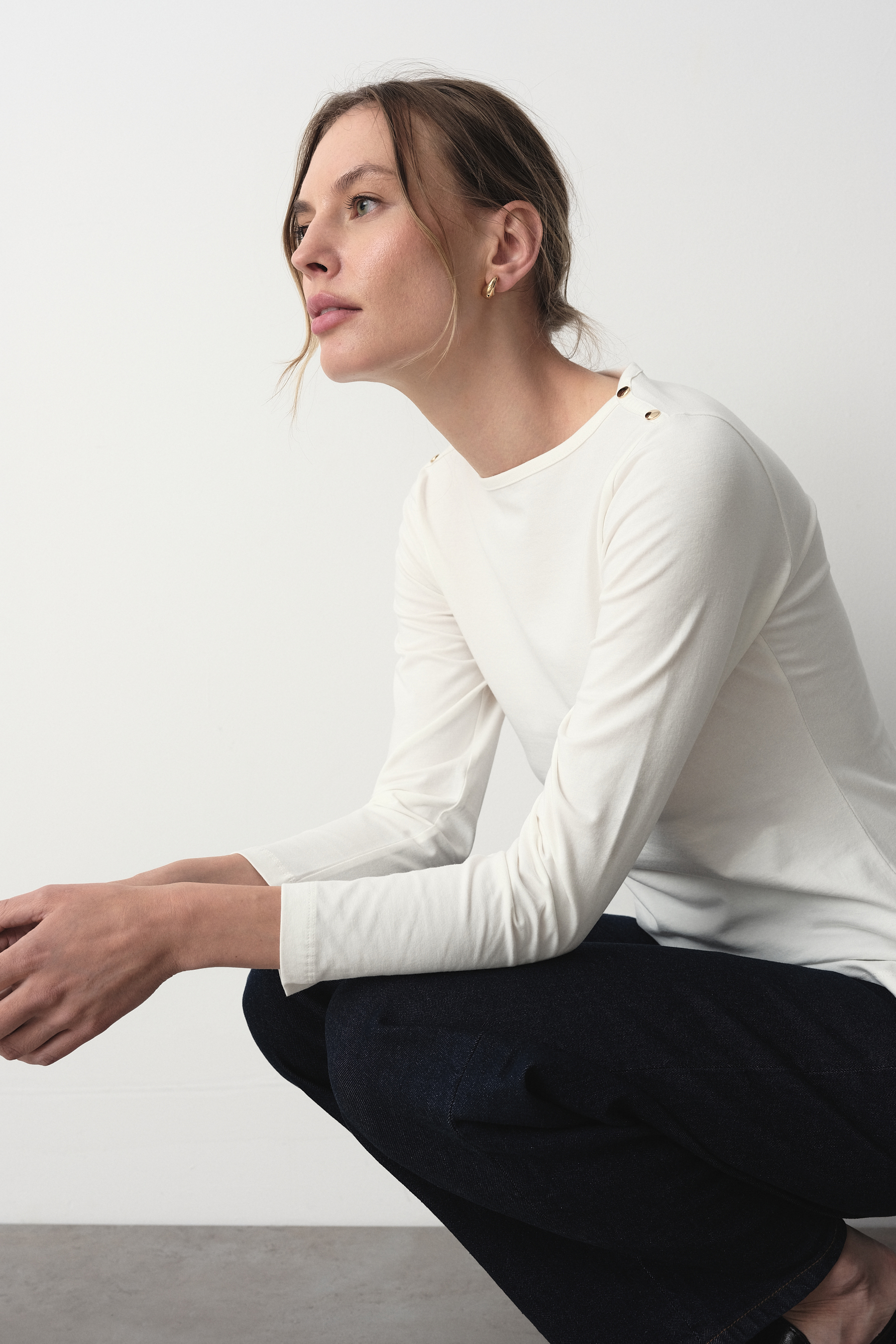 Casualowy longsleeve w białym kolorze 