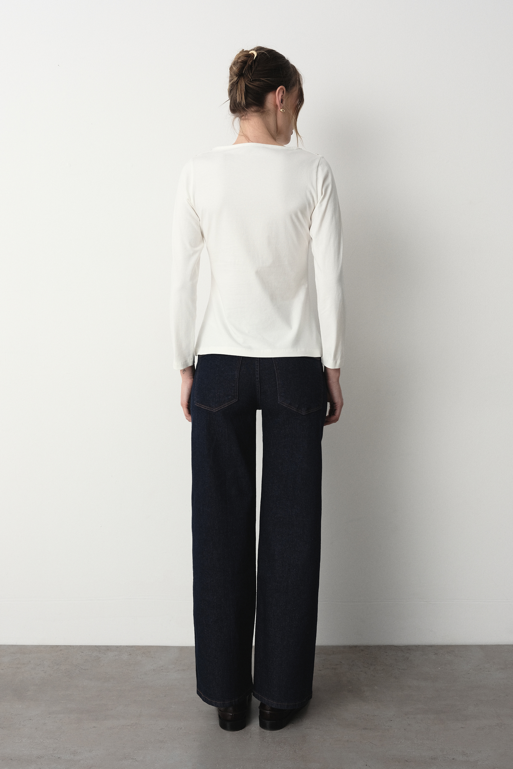 Casualowy longsleeve w białym kolorze 