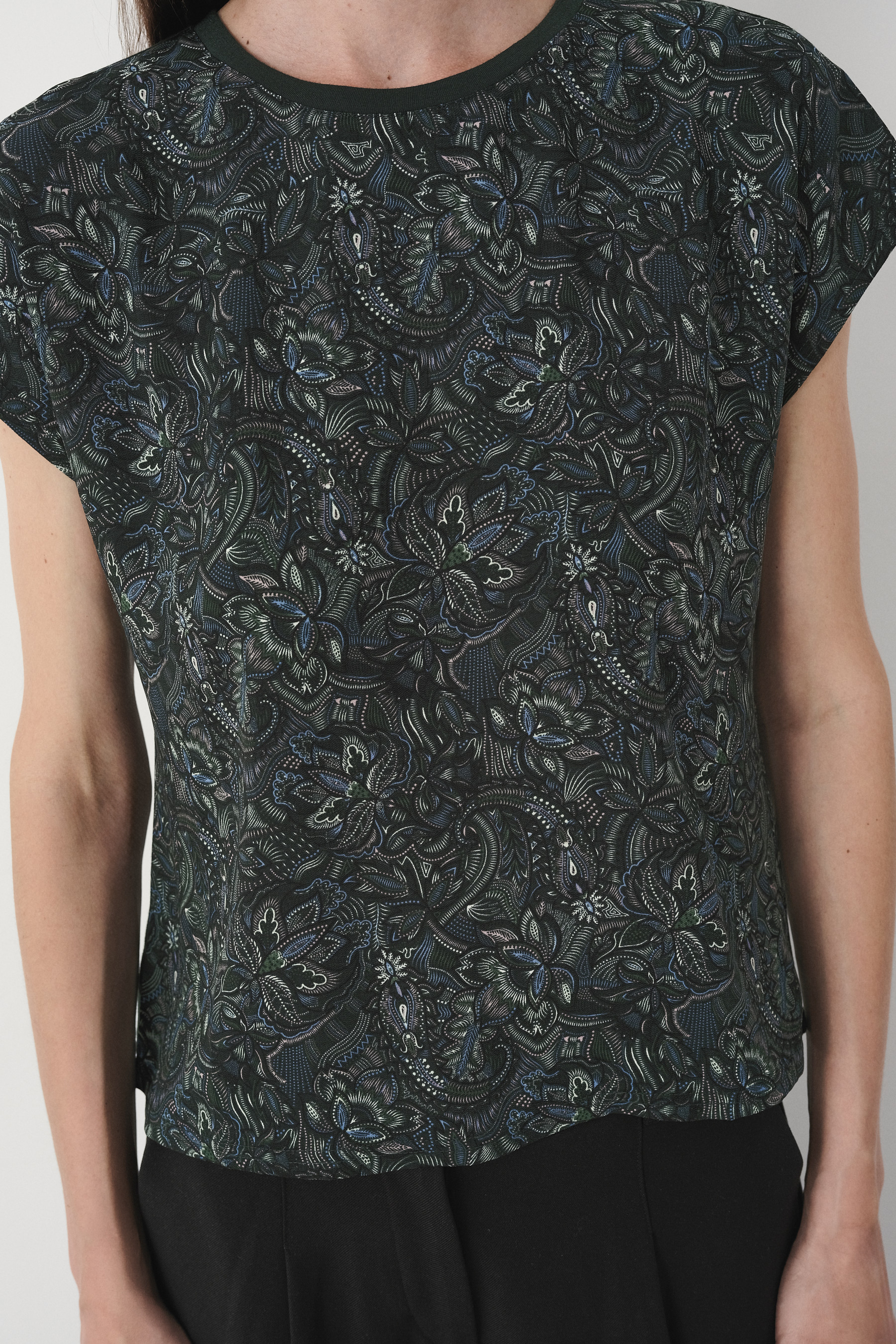 Luźny top z nadrukiem paisley