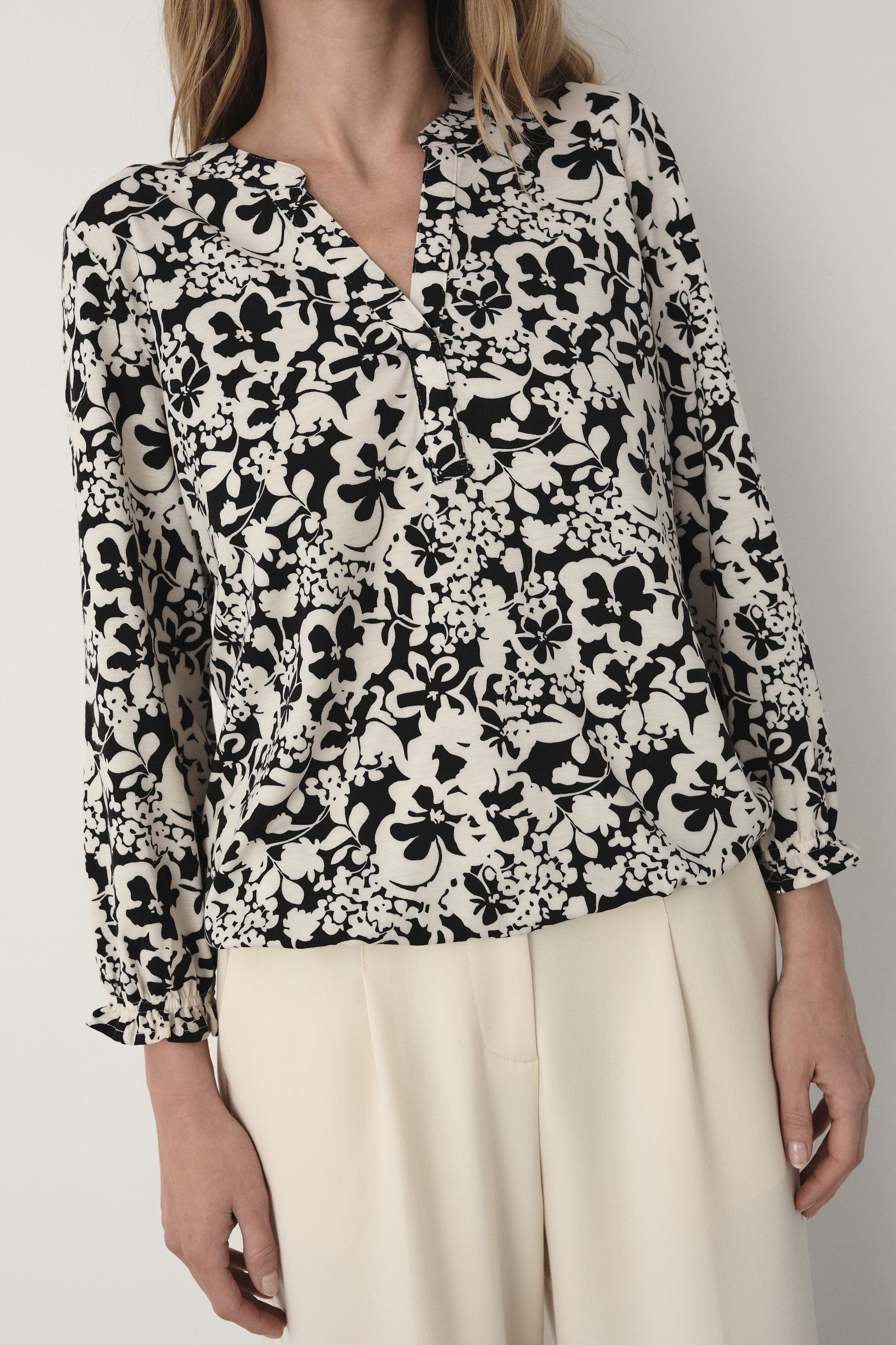 Kremowy top w kontrastowe kwiaty