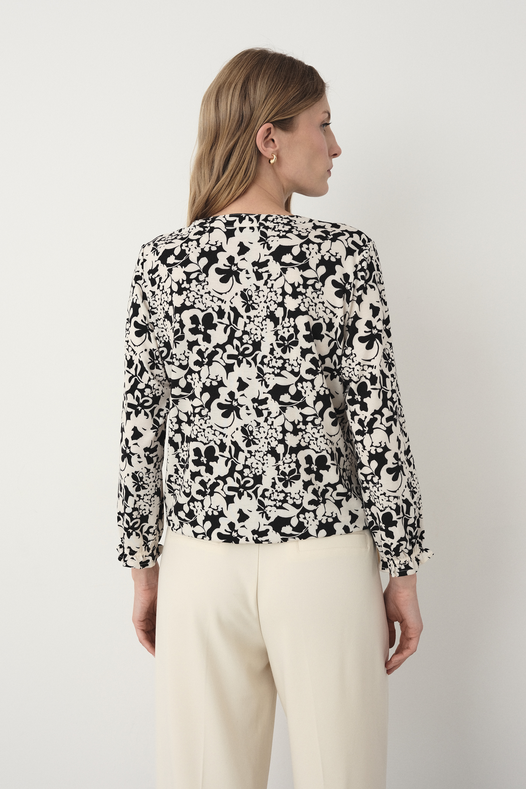 Kremowy top w kontrastowe kwiaty