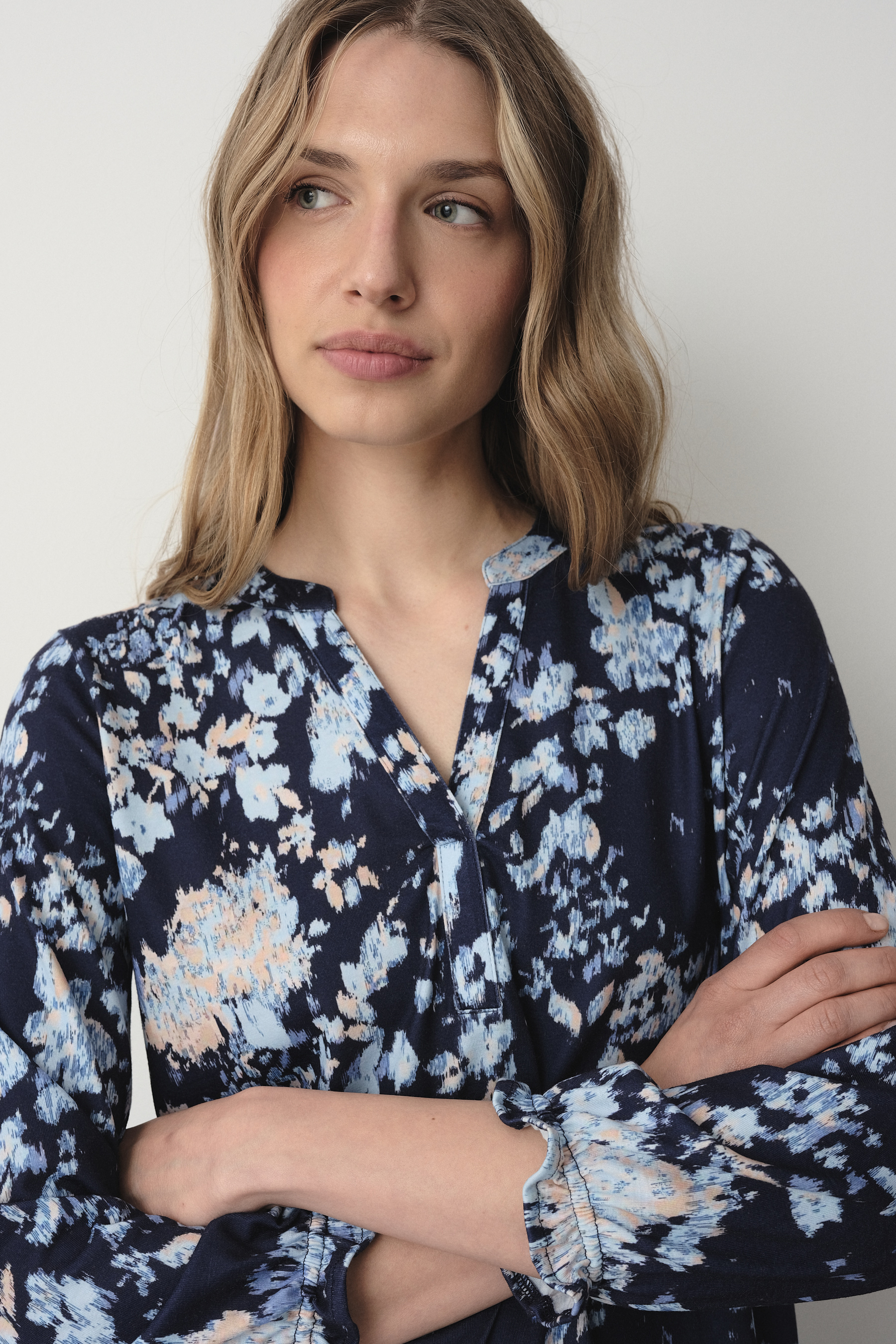 Casualowy top w błękitne kwiaty