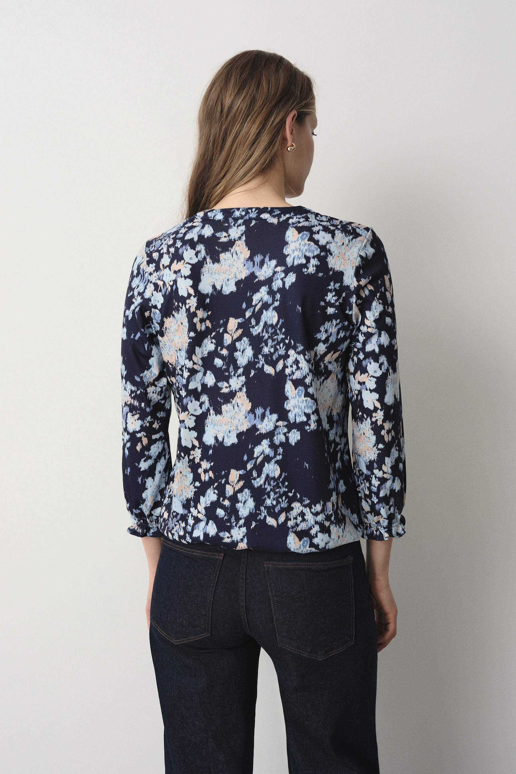 Casualowy top w błękitne kwiaty