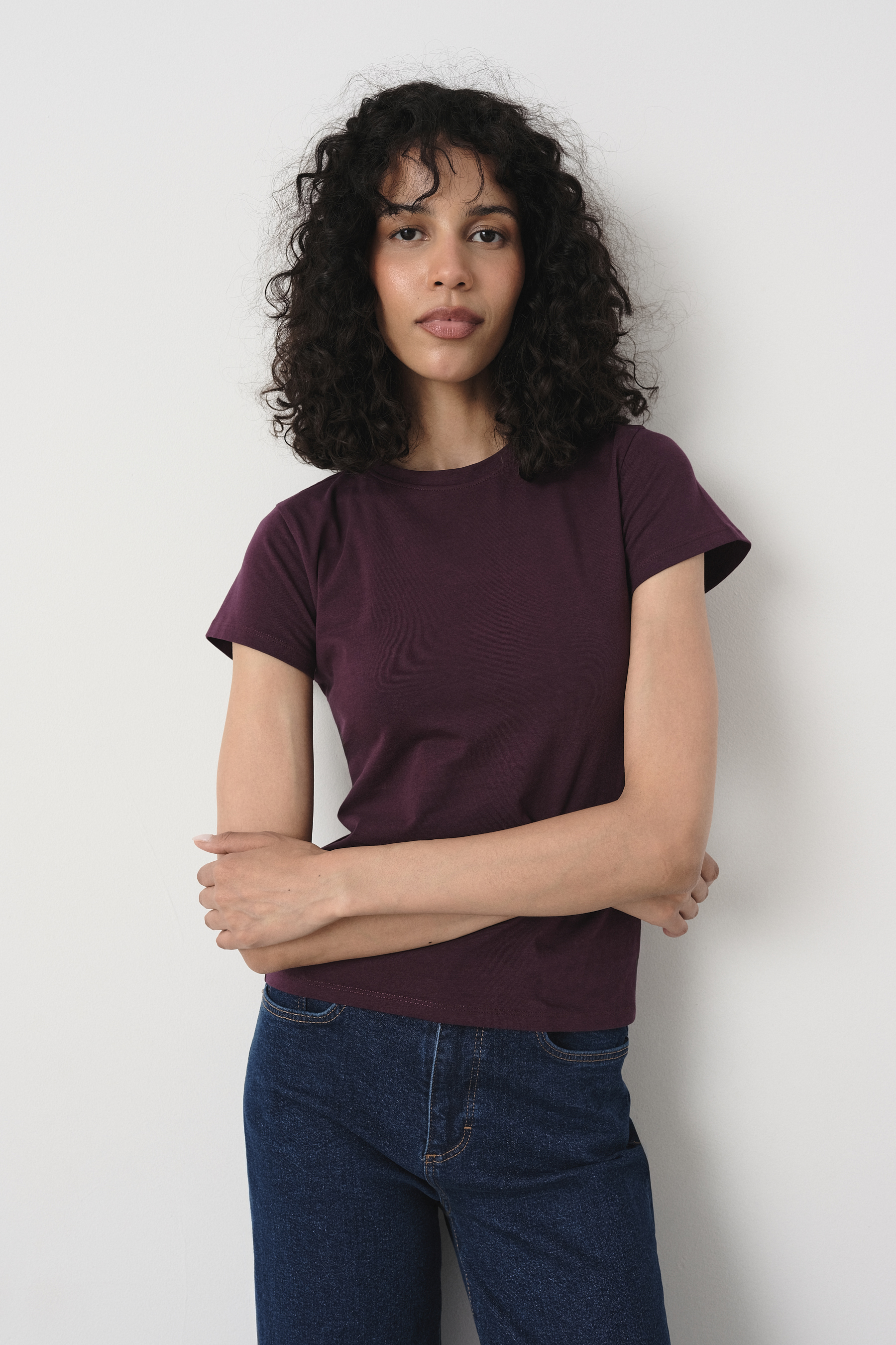 Basicowy t-shirt w ciemnofioletowym kolorze