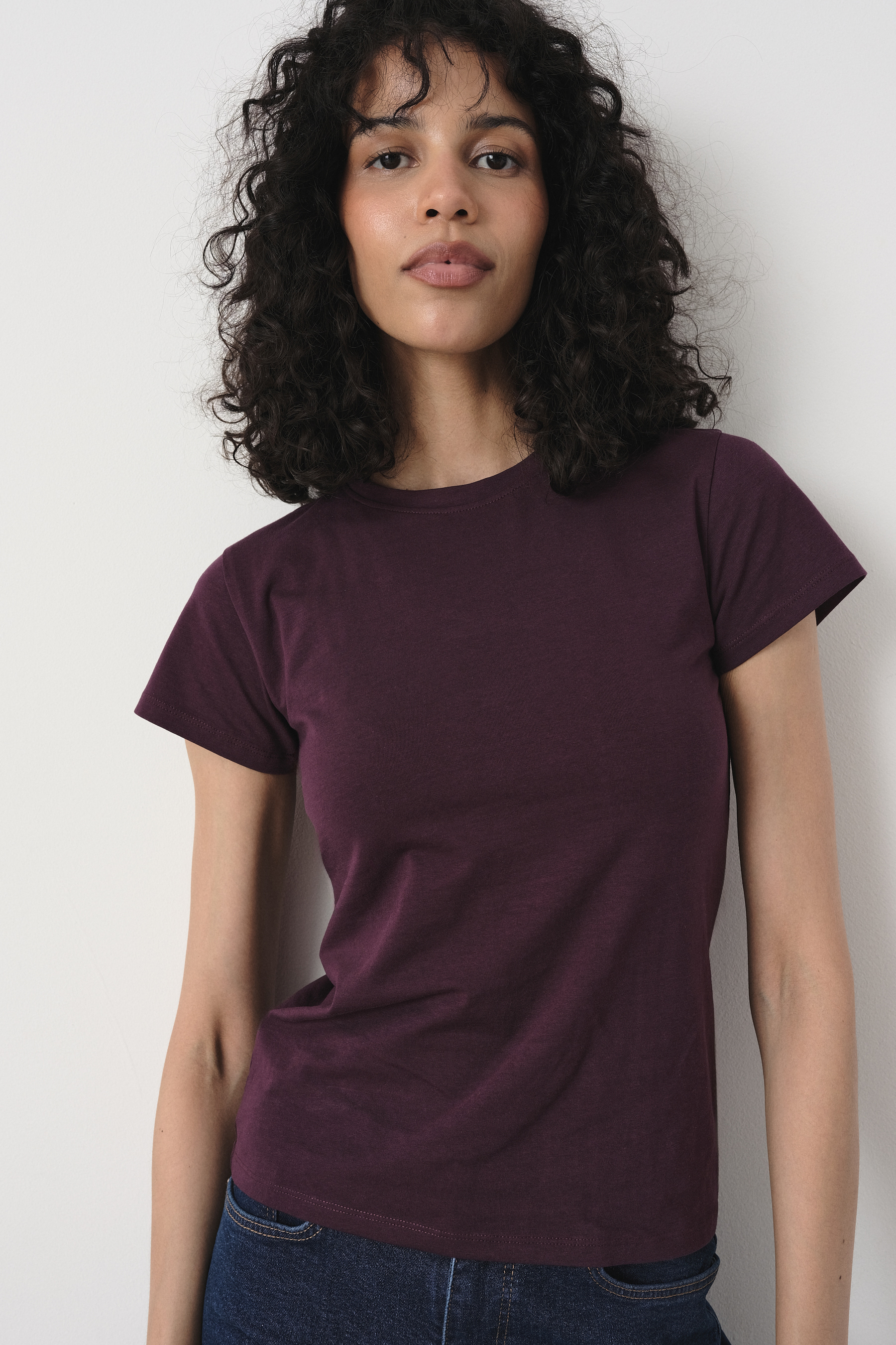 Basicowy t-shirt w ciemnofioletowym kolorze