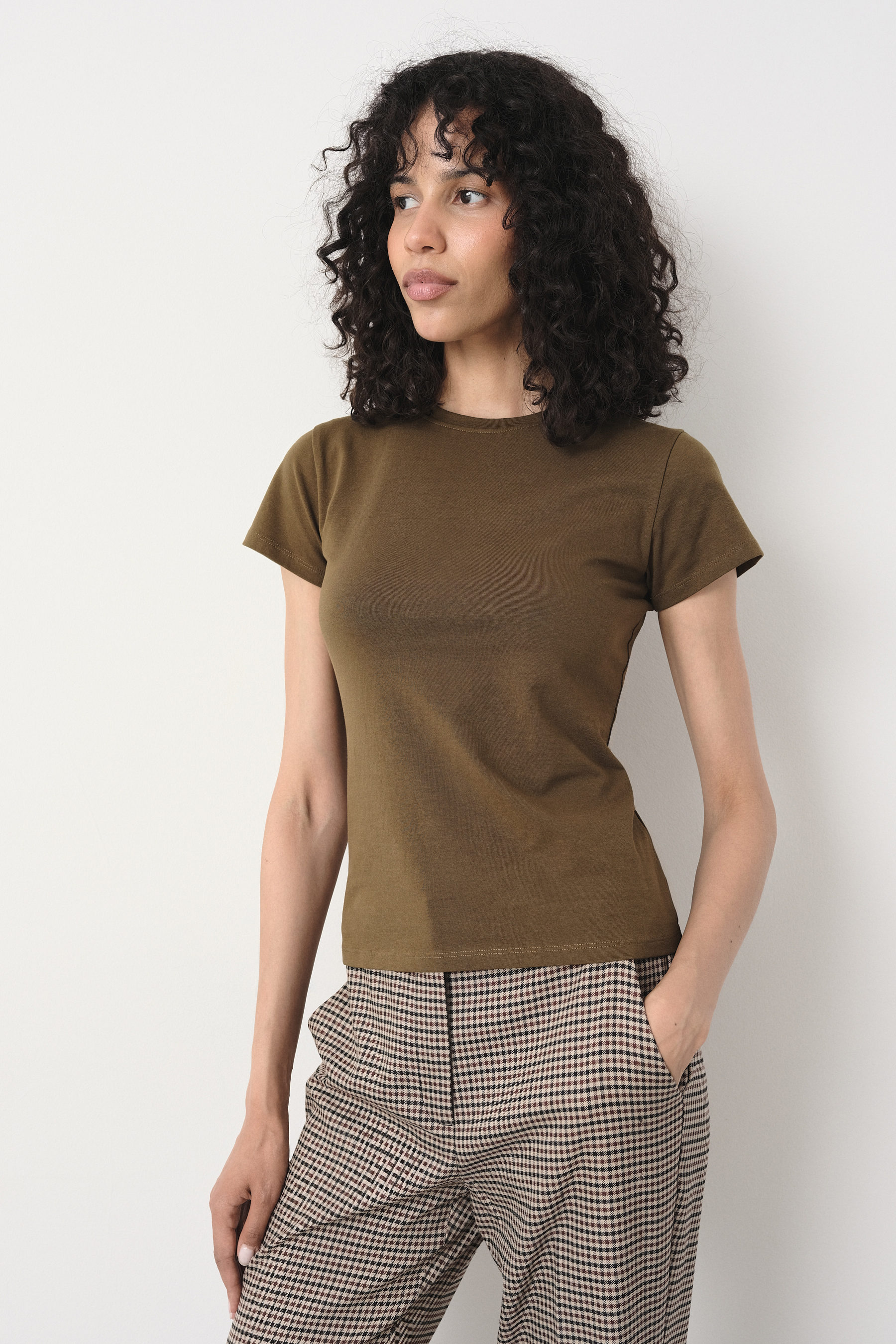 Basicowy t-shirt w oliwkowym kolorze