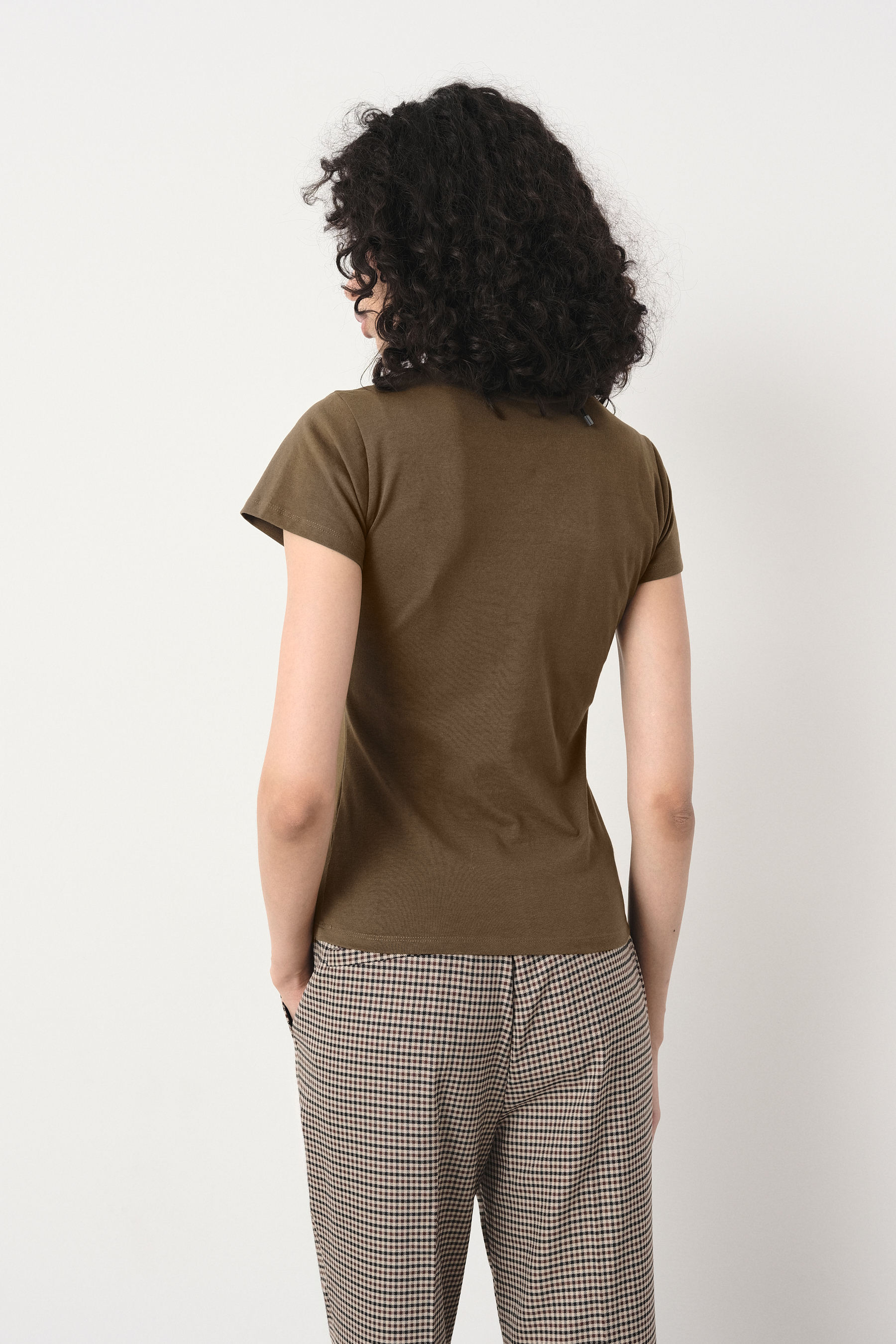 Basicowy t-shirt w oliwkowym kolorze
