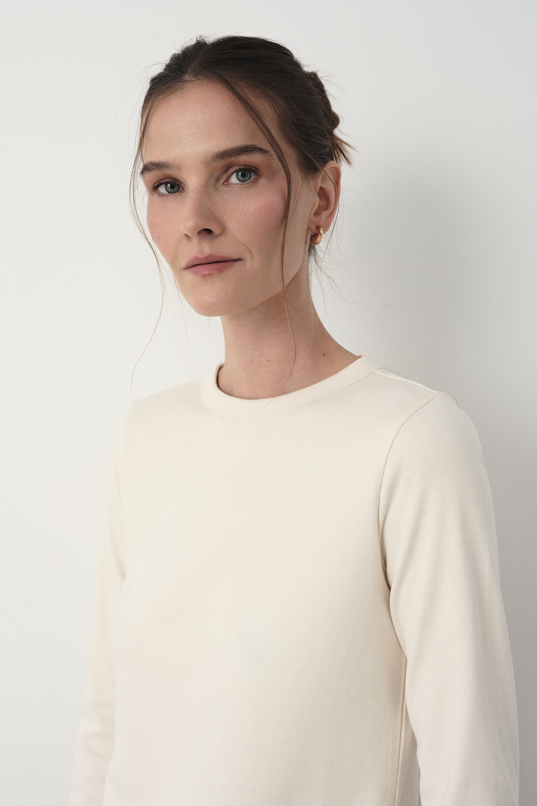 Bawełniany longsleeve w kolorze kremowym 