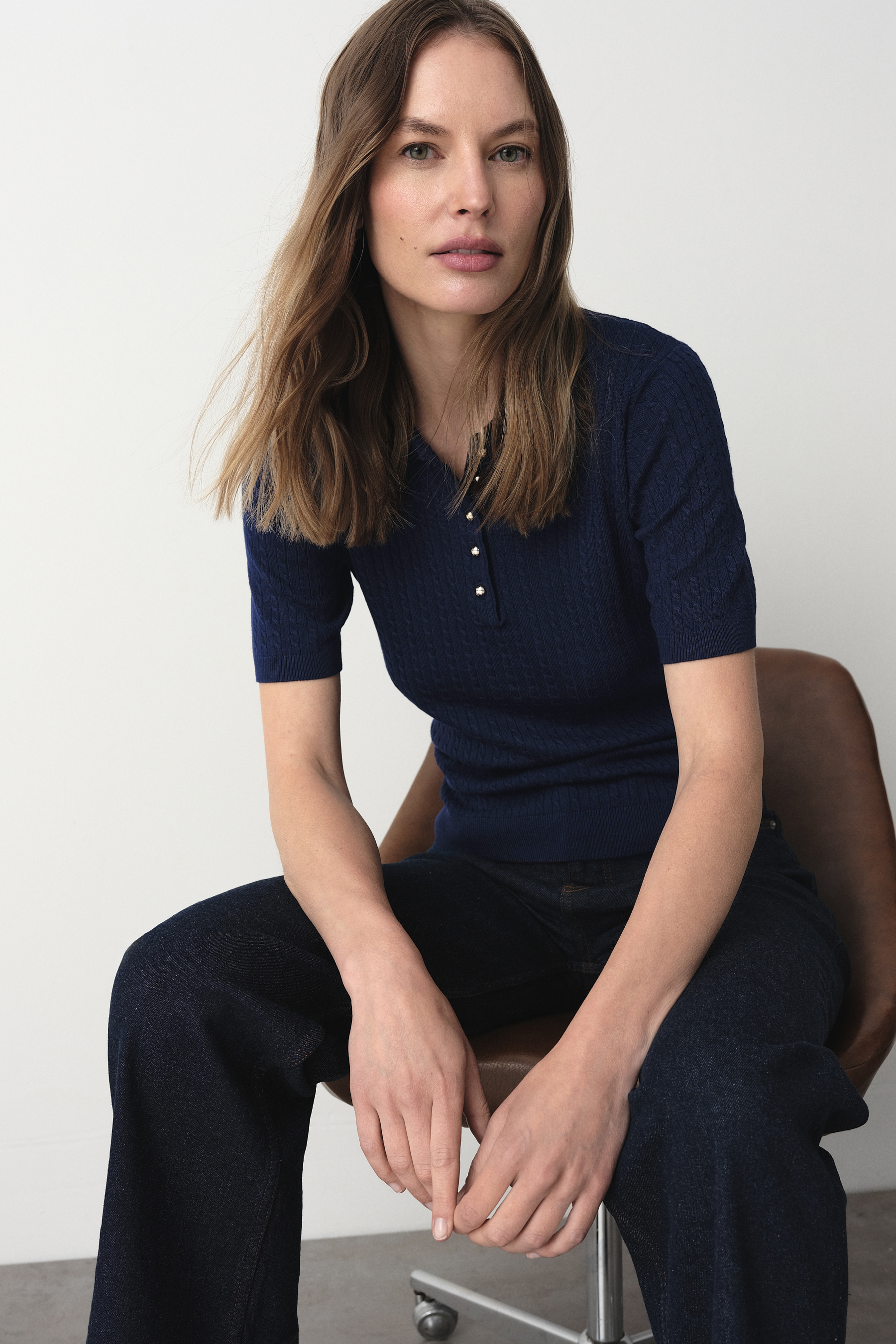 Granatowy sweter z kołnierzykiem polo