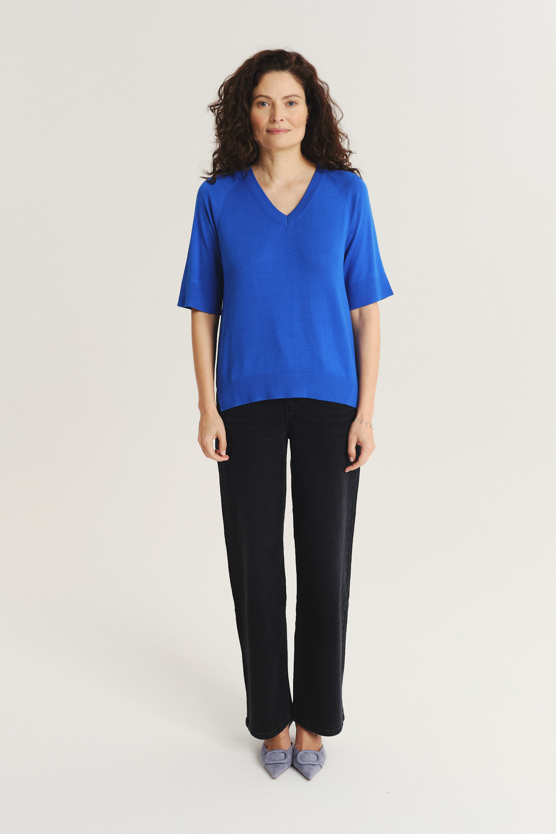 Intensywnie niebieski sweter z krótkim rękawem