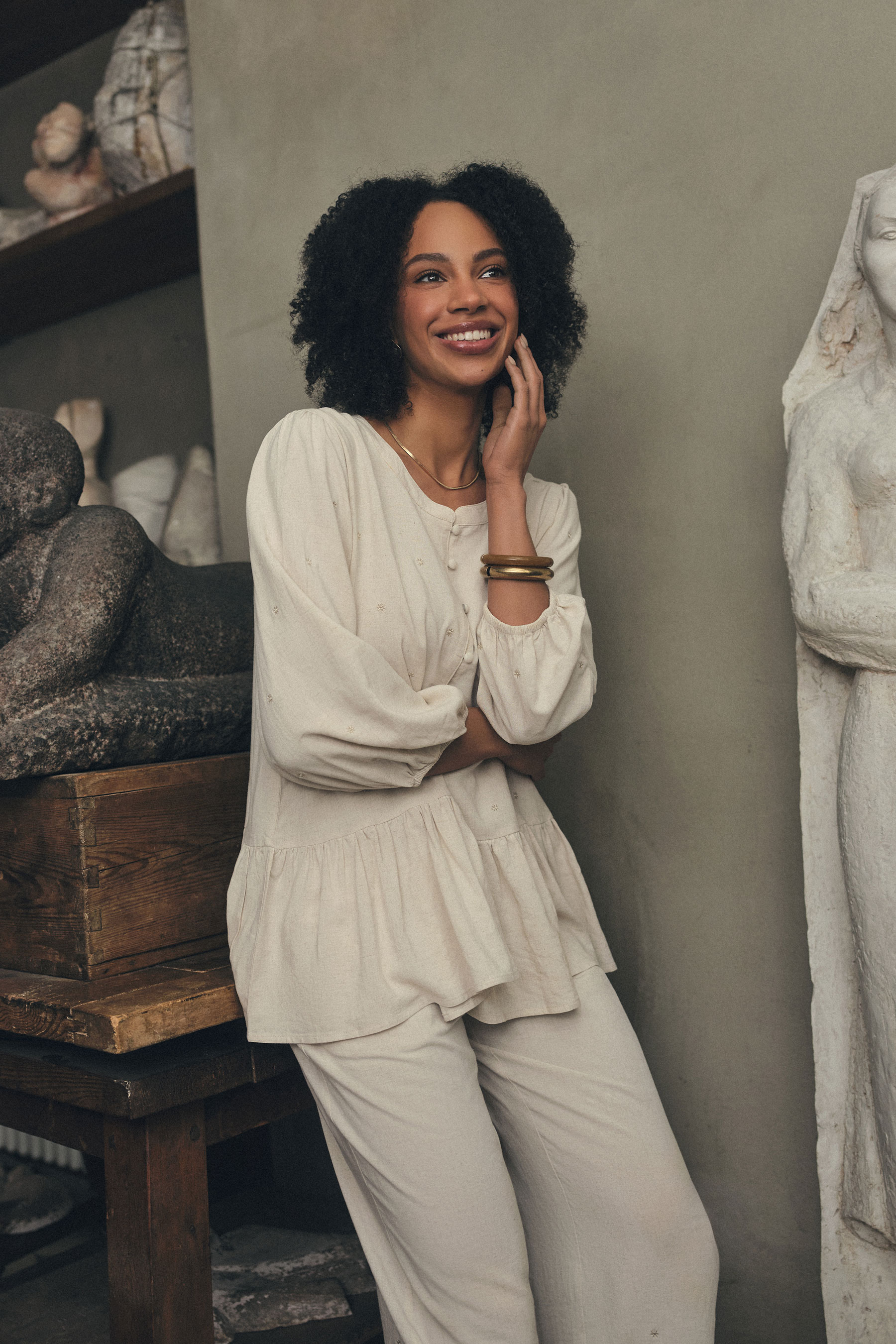 Jasnobeżowa bluzka z ozdobną falbanką u dołu