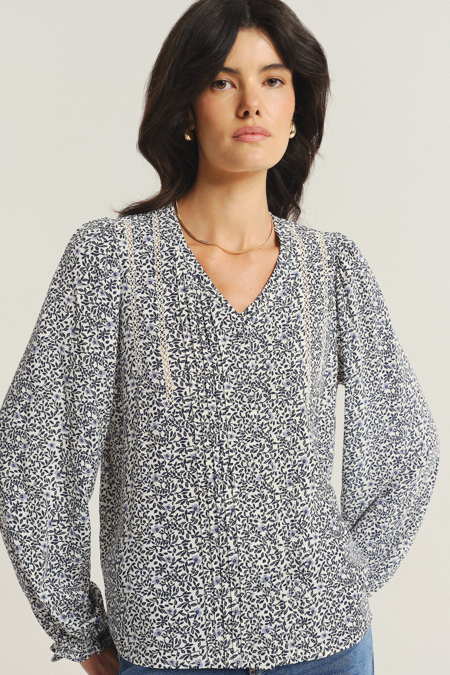 Kobieca bluzka z nadrukiem w drobne kwiaty