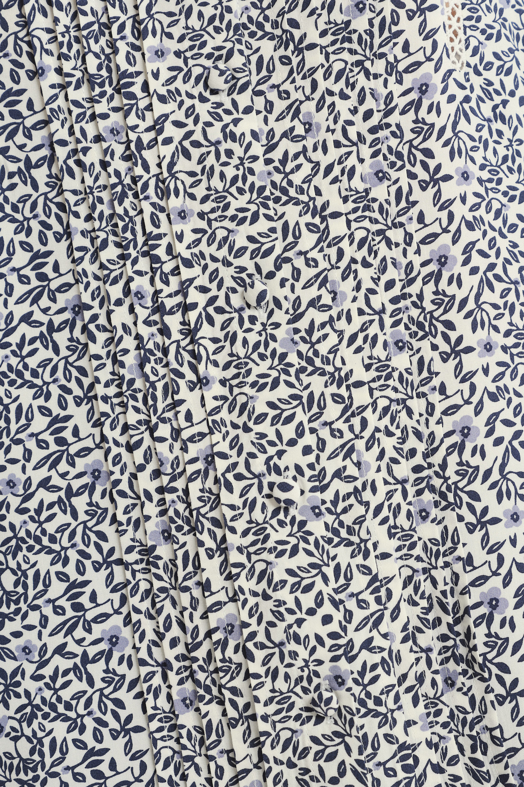 Kobieca bluzka z nadrukiem w drobne kwiaty