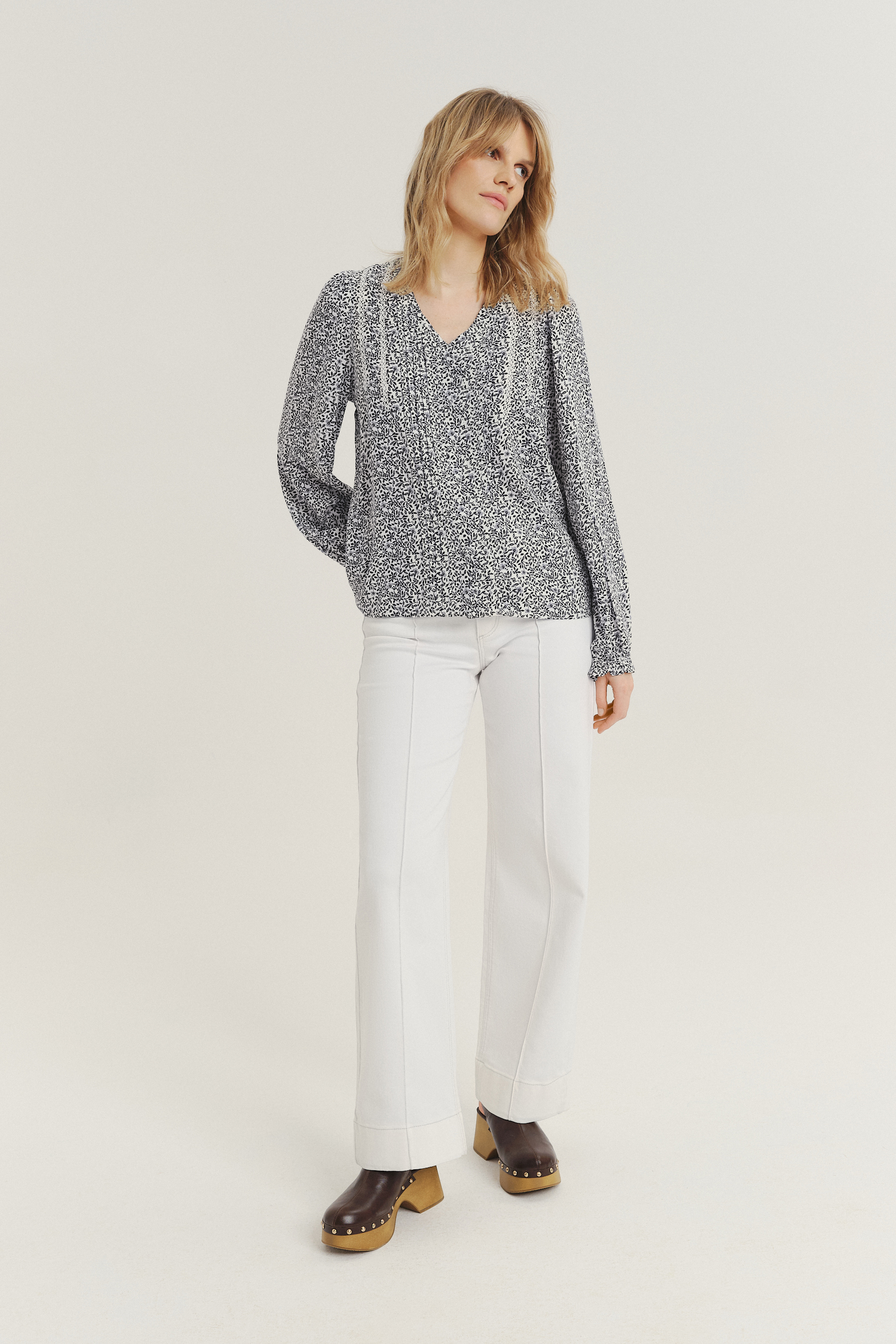 Kobieca bluzka z nadrukiem w drobne kwiaty