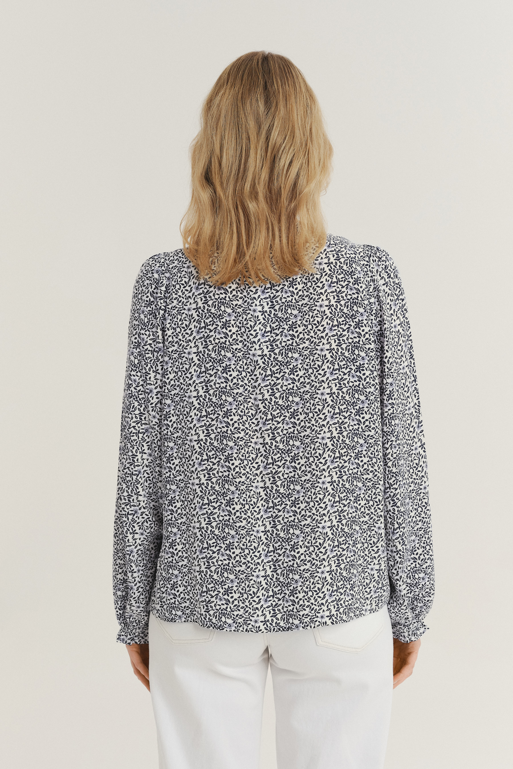 Kobieca bluzka z nadrukiem w drobne kwiaty