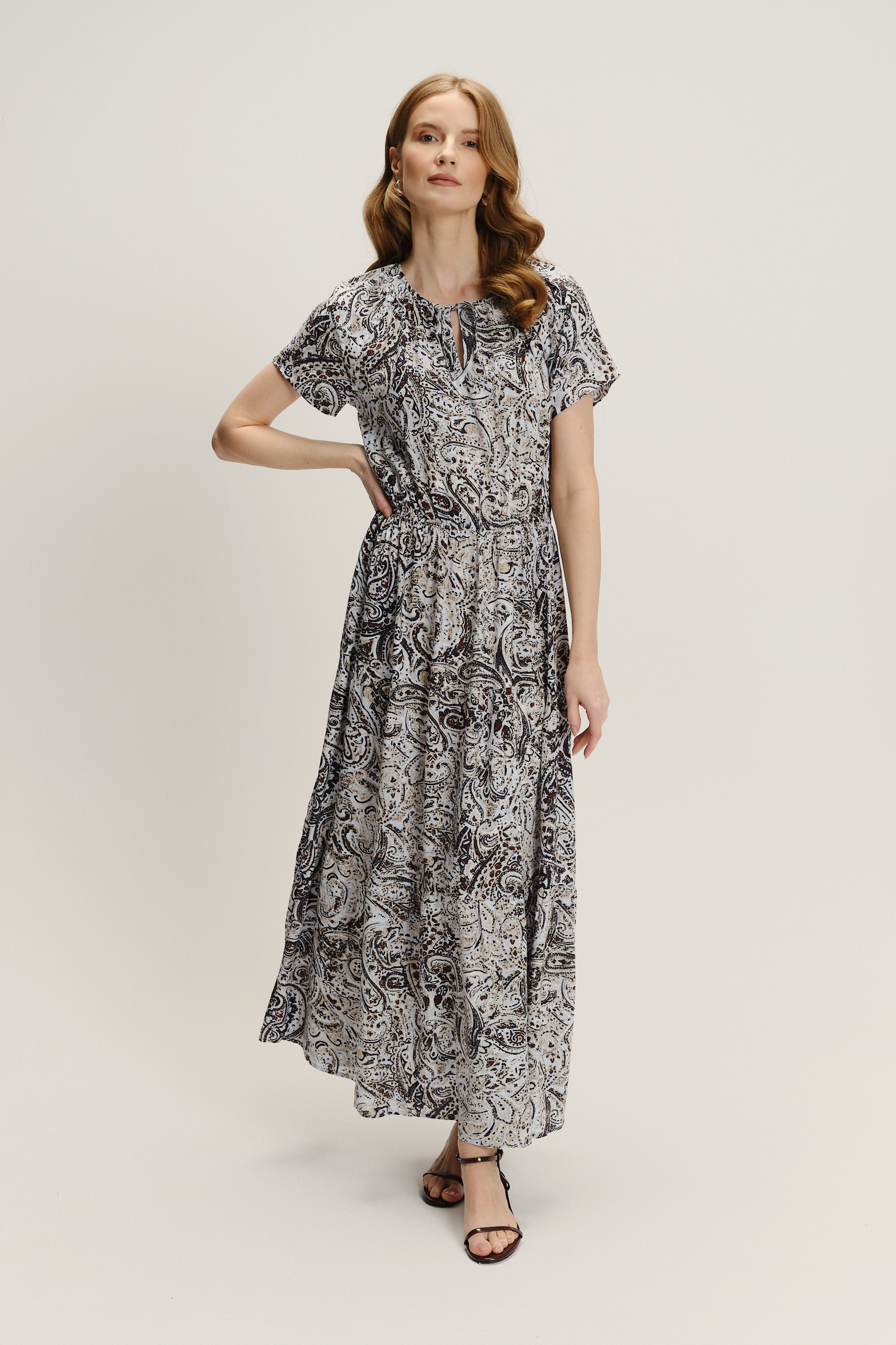 Kobieca sukienka maxi z nadrukiem paisley