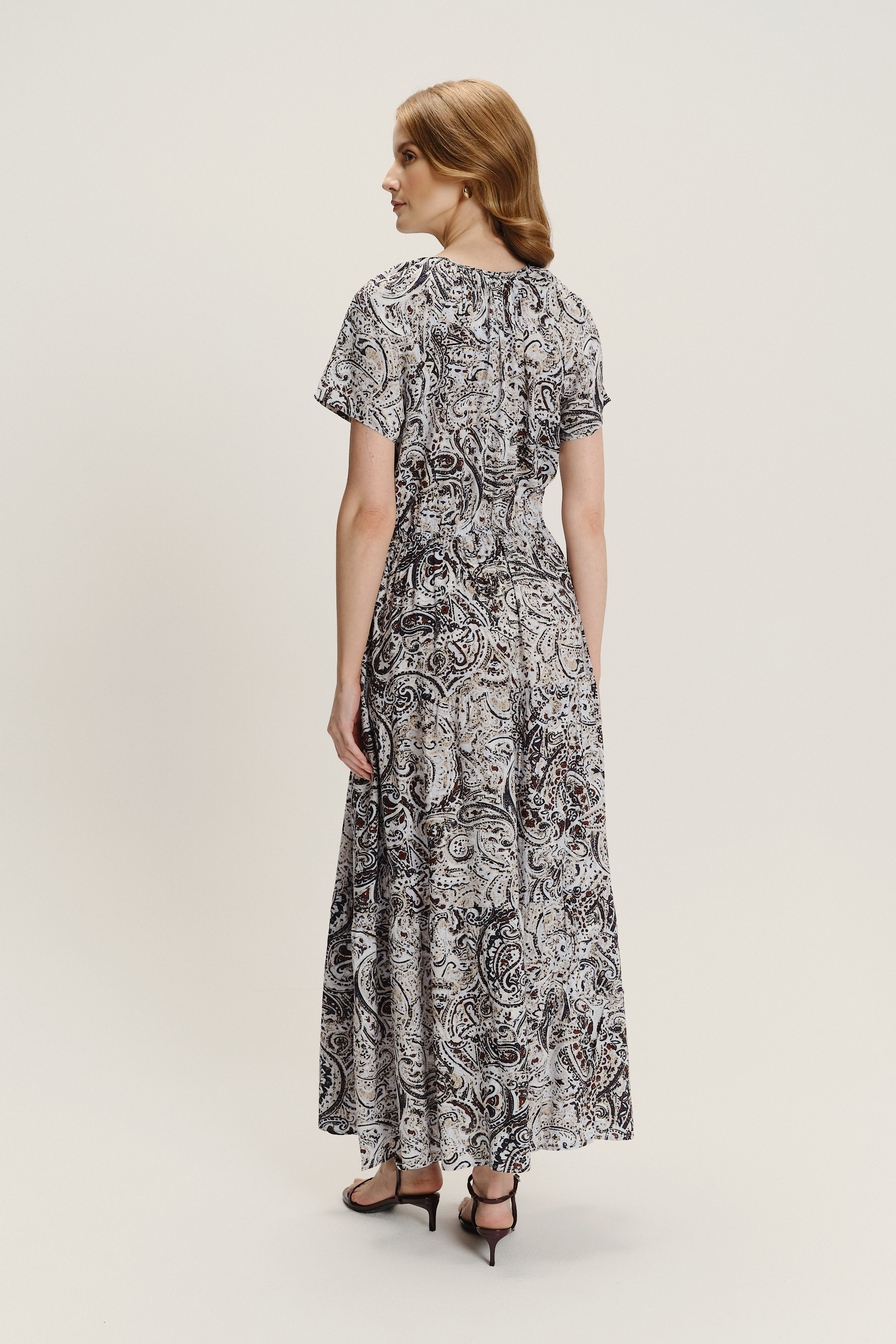 Kobieca sukienka maxi z nadrukiem paisley