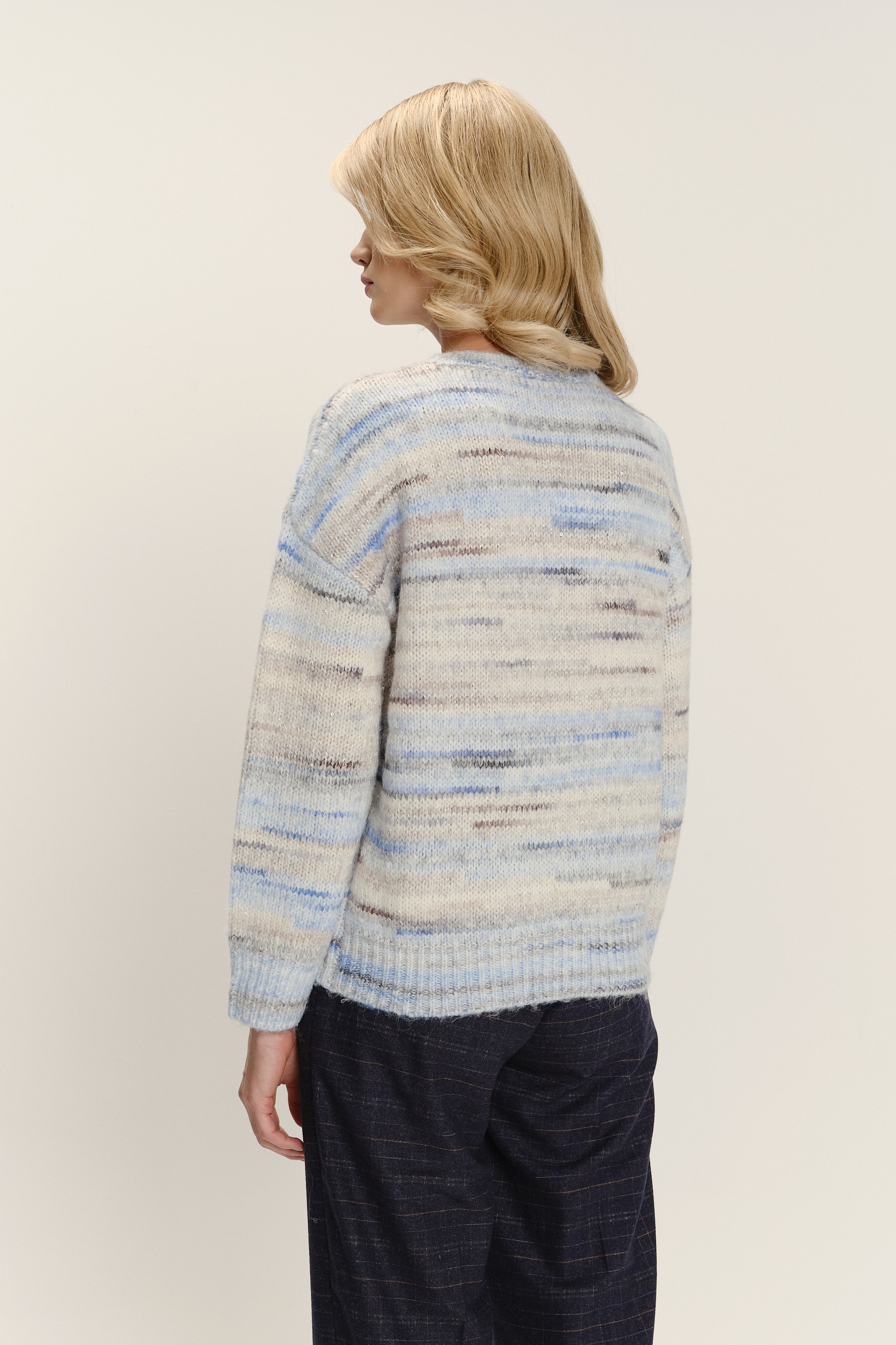 Komfortowy sweter w subtelne paski