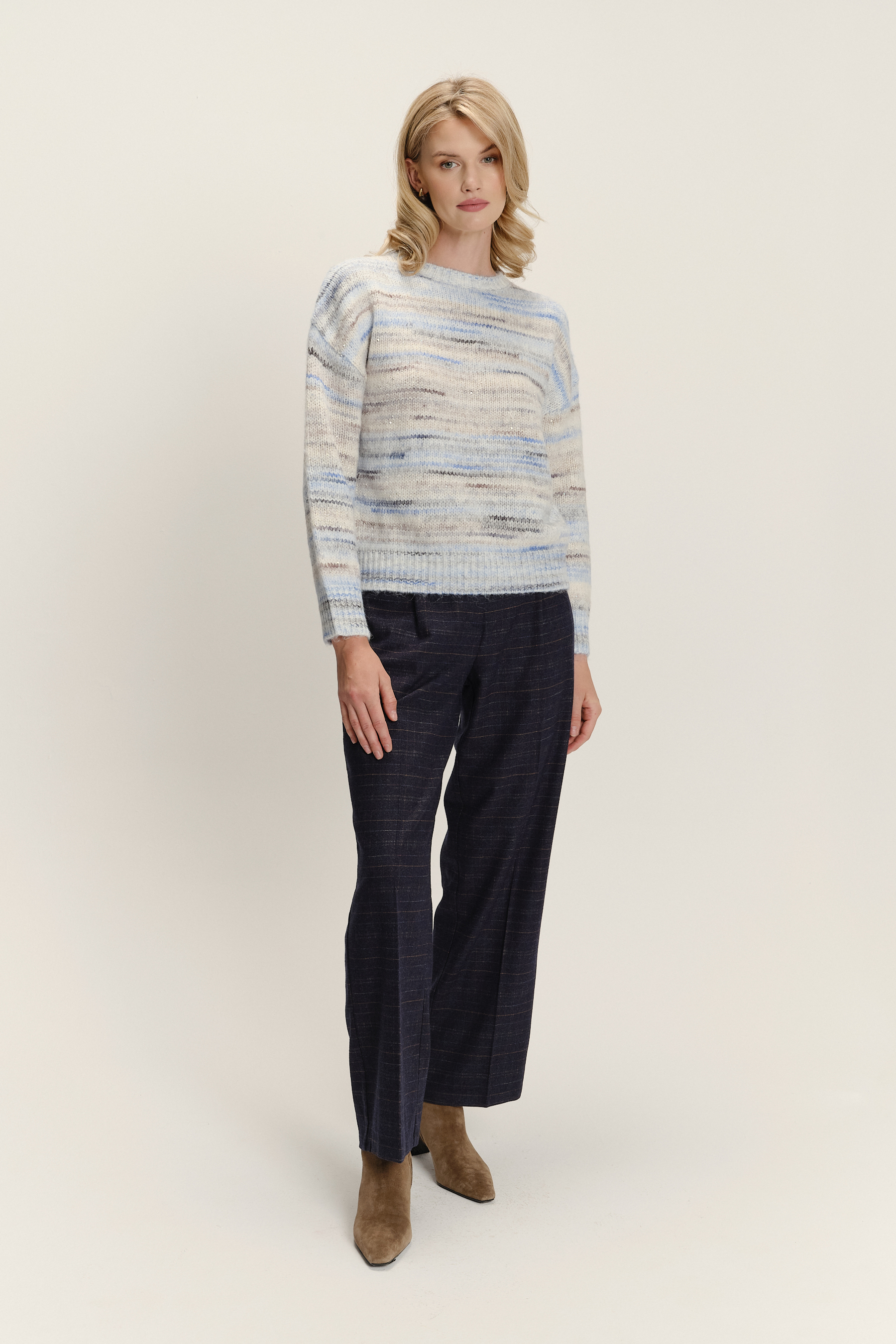 Komfortowy sweter w subtelne paski