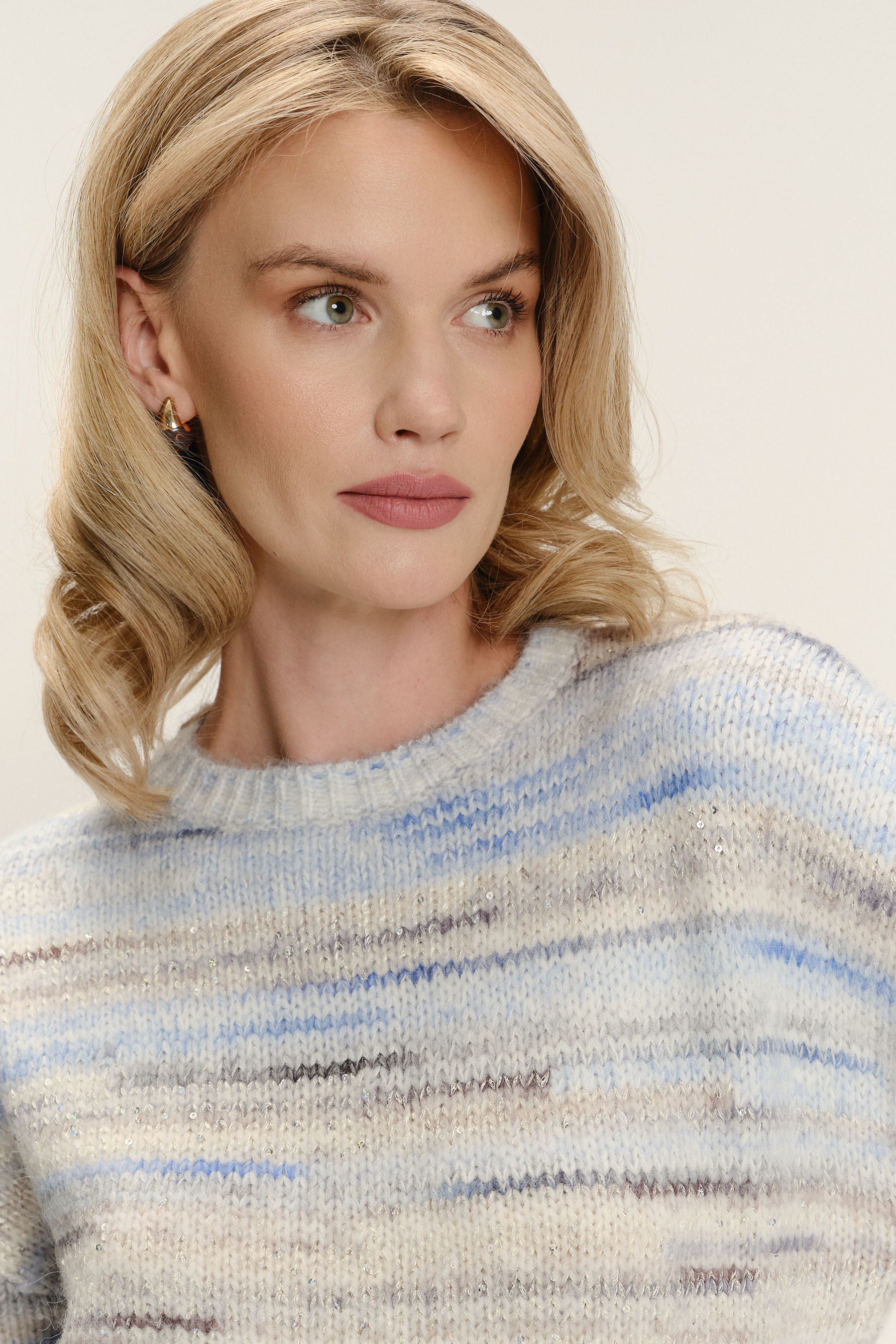 Komfortowy sweter w subtelne paski