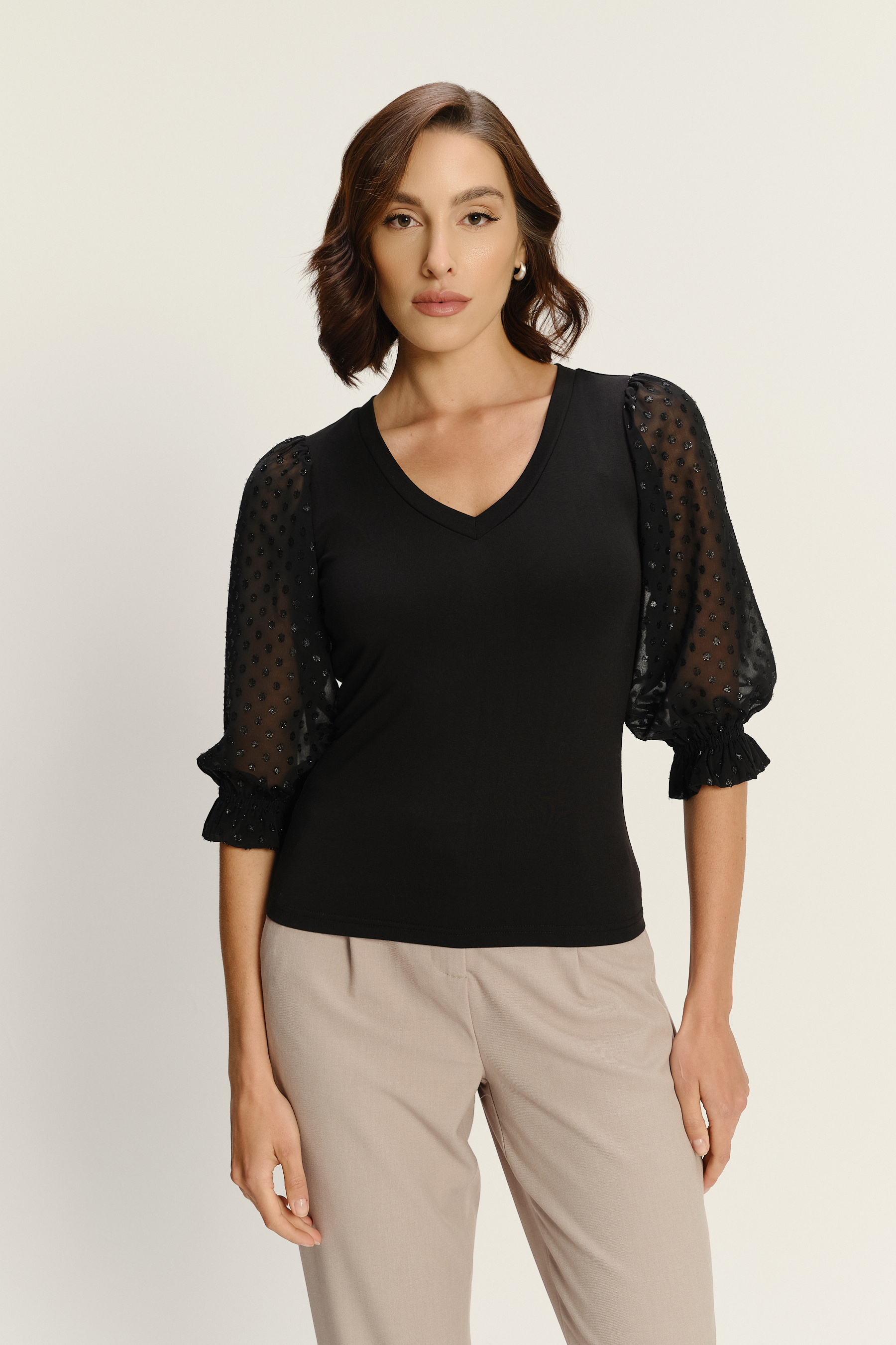 Efektowny top z bufiastymi rękawami i dekoltem w V