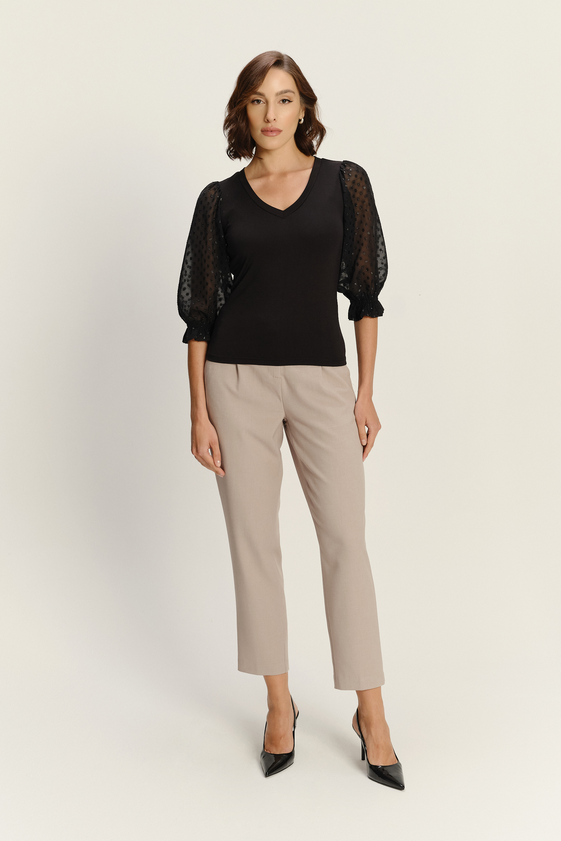 Efektowny top z bufiastymi rękawami i dekoltem w V