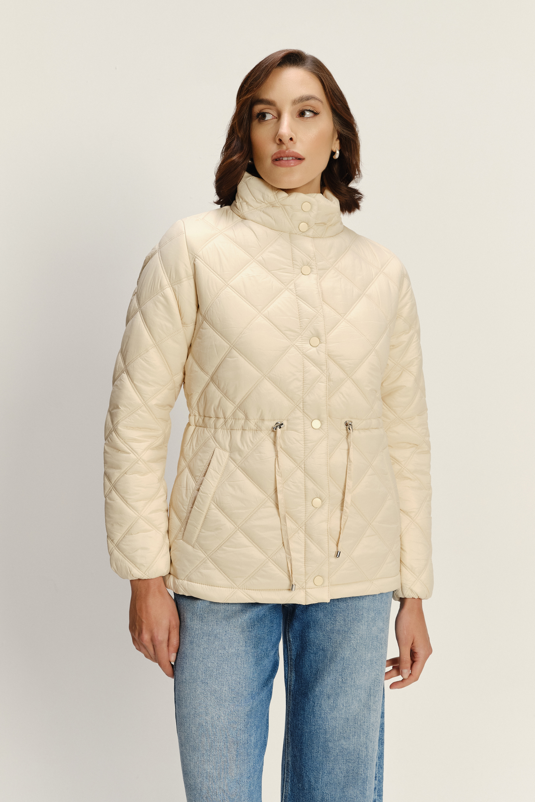 Kremowa pikowana kurtka z wysokim kołnierzem 