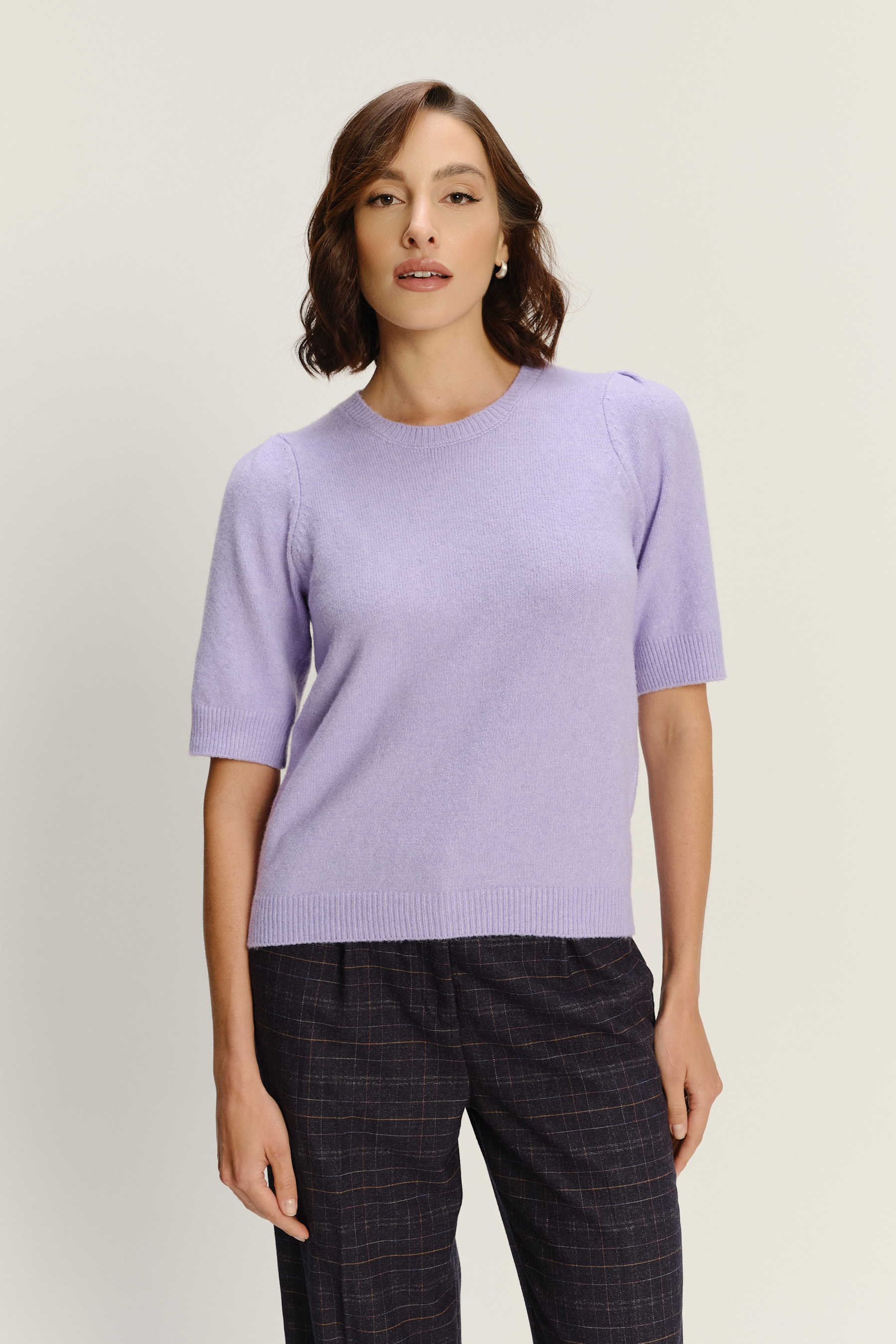 Lawendowy sweter z krótkim rękawem