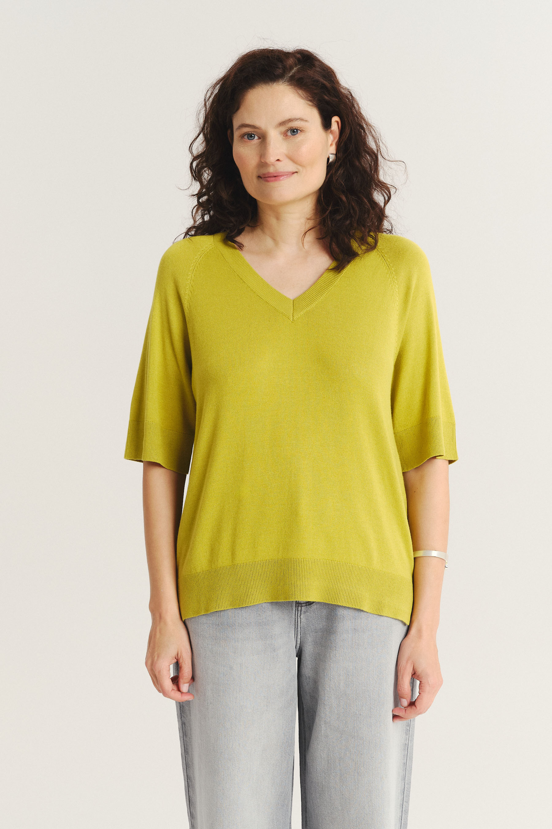 Limonkowy sweter z krótkim rękawem