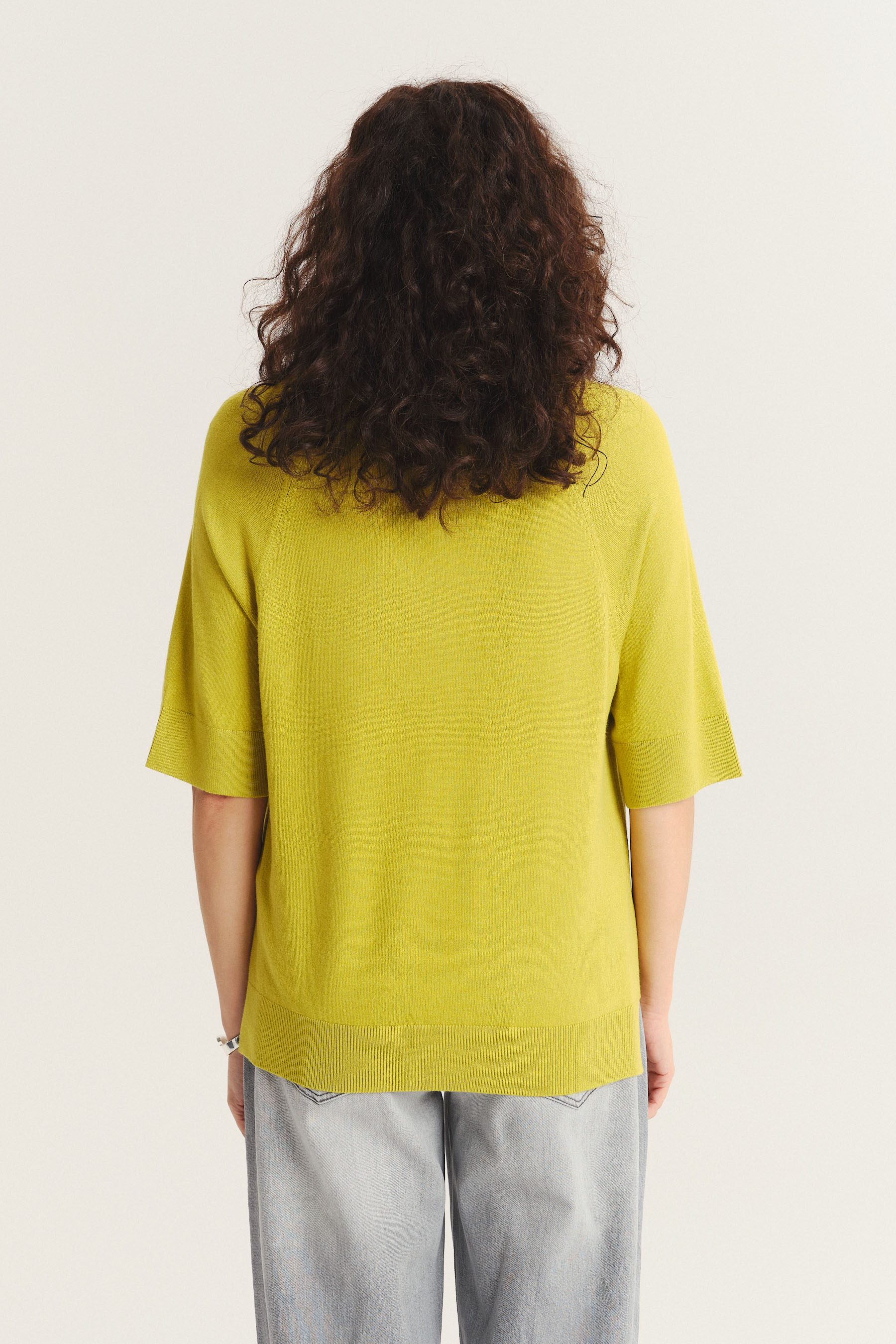 Limonkowy sweter z krótkim rękawem
