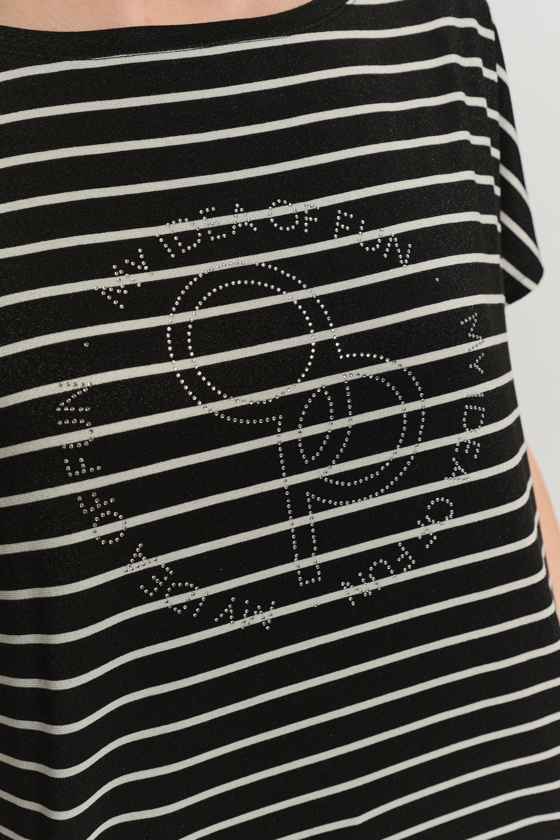 Luźny czarny top z drobne paski