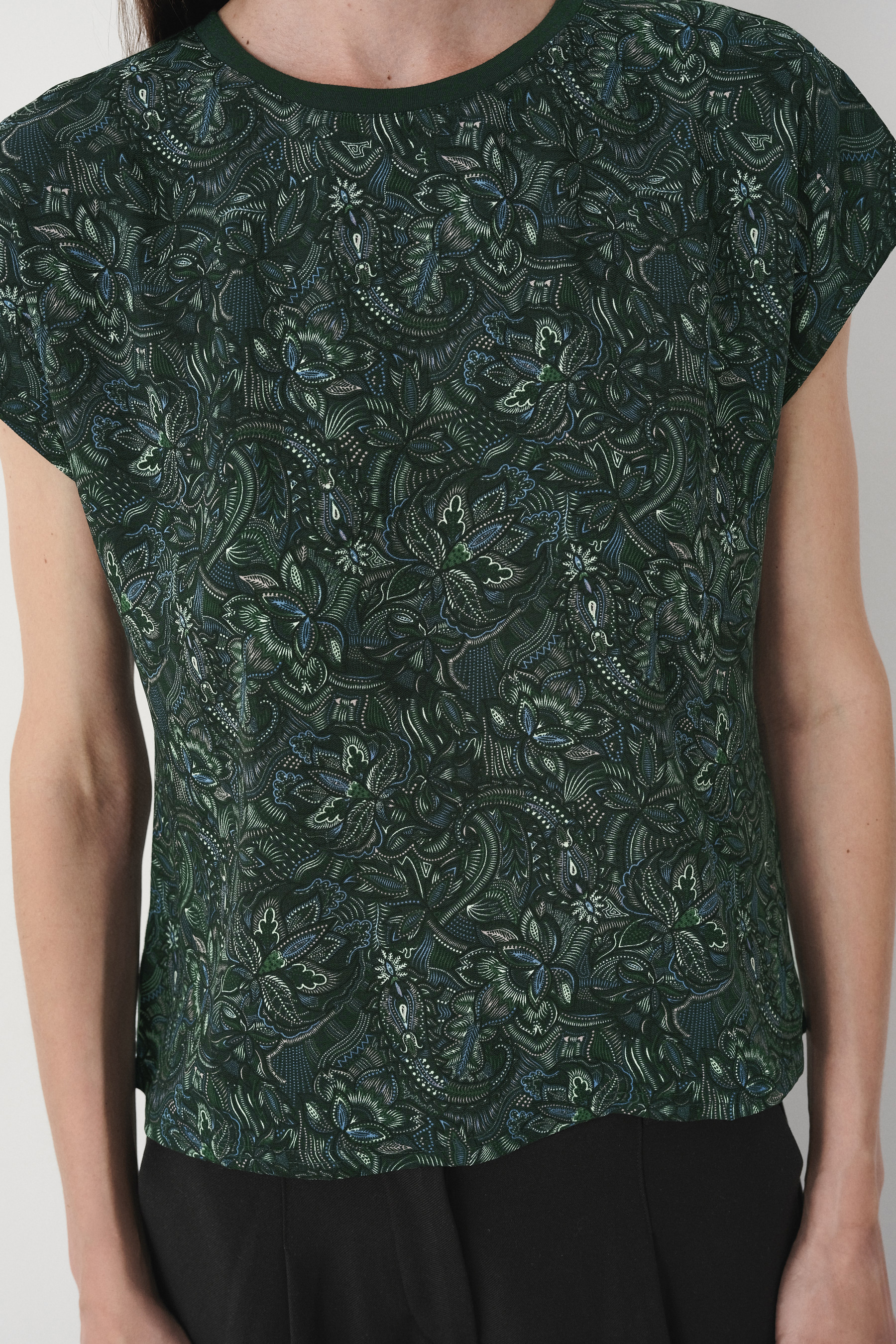 Luźny top z nadrukiem paisley