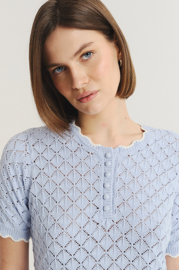 Ażurowy sweterkowy top w kolorze baby blue