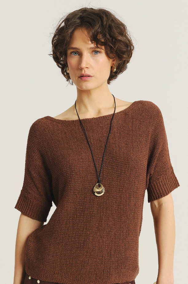 Brązowy sweter z krótkim rękawem