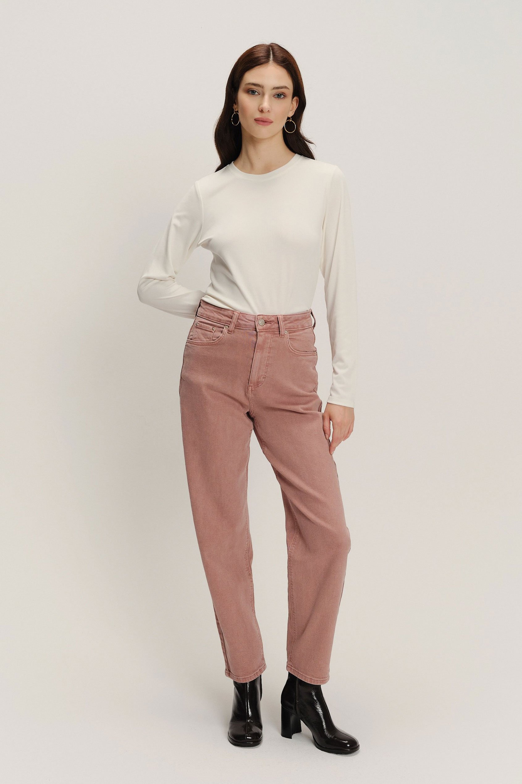 Pudrowo-różowe jeansy mom fit