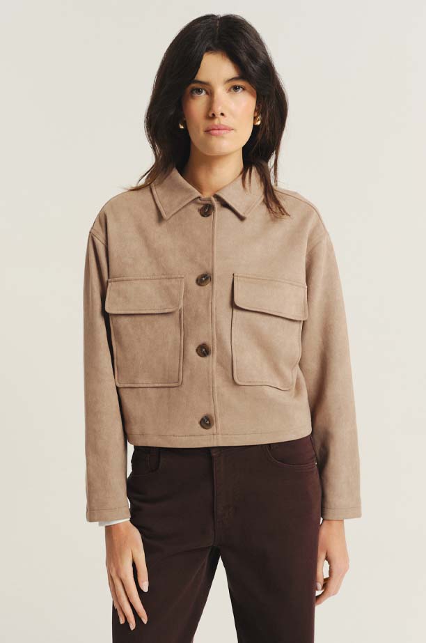 Beżowa kurtka z zapięciem na guziki