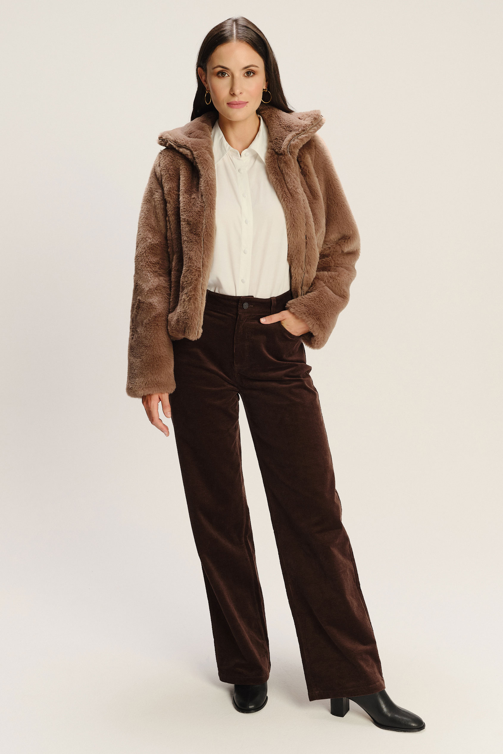 Czekoladowe spodnie o prostej szerokiej nogawce