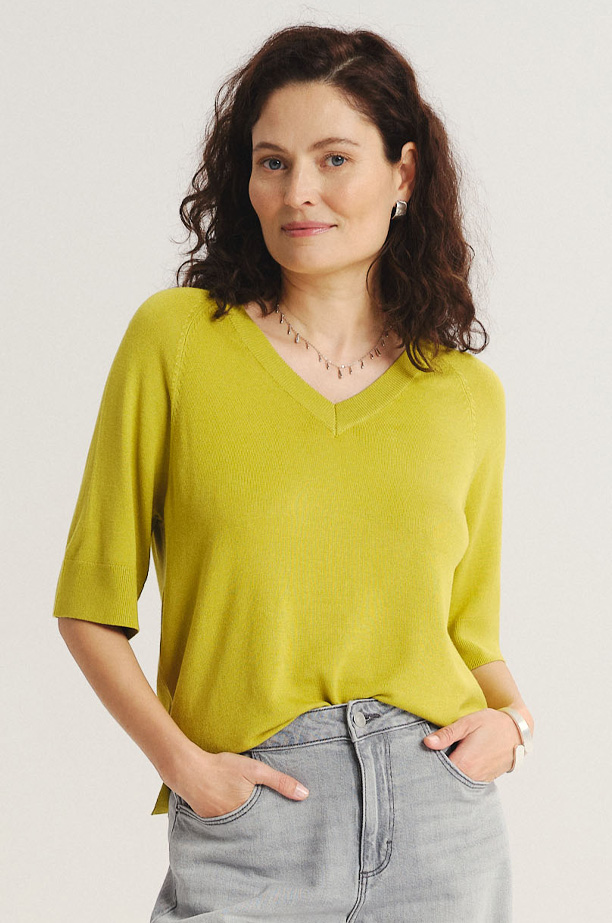 Limonkowy sweter z krótkim rękawem