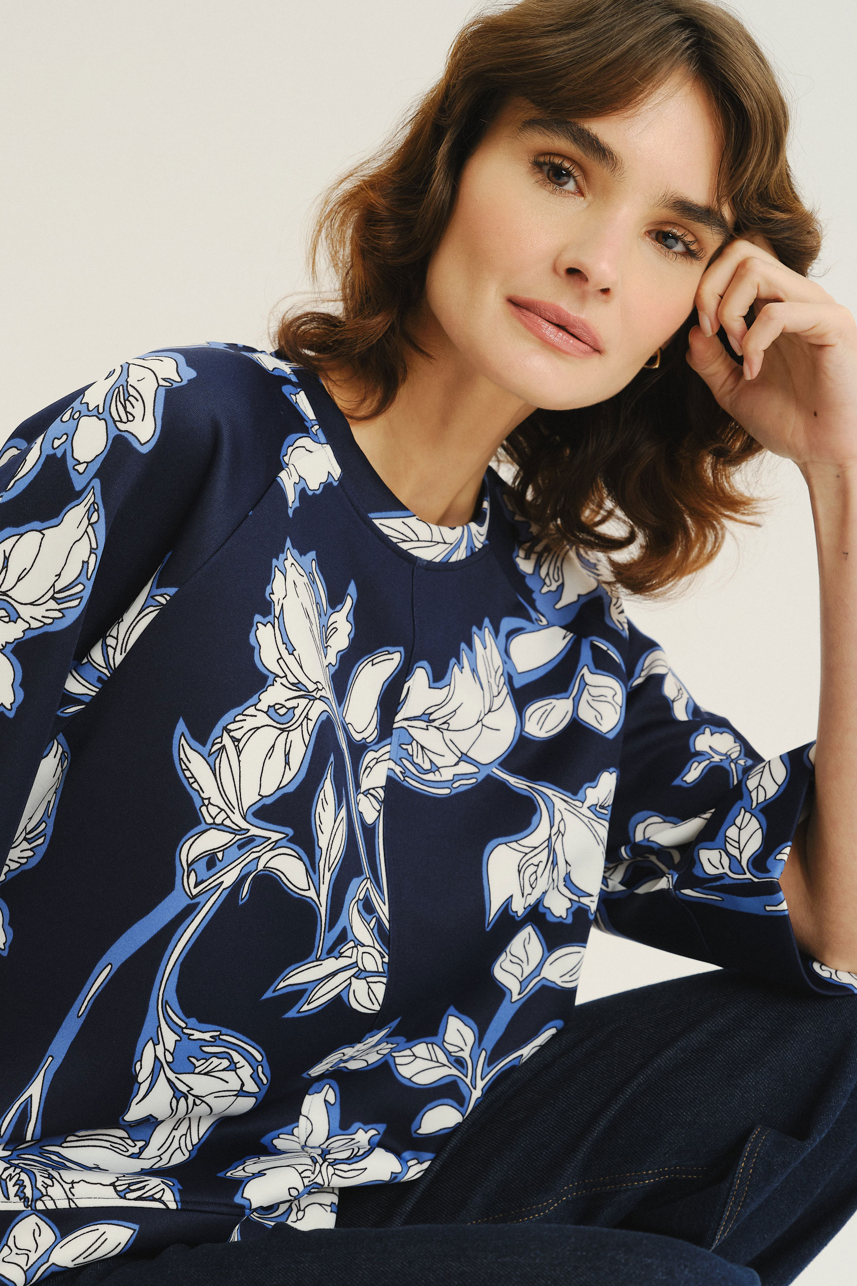 Czarna bluza w biało-niebieskie kwiaty