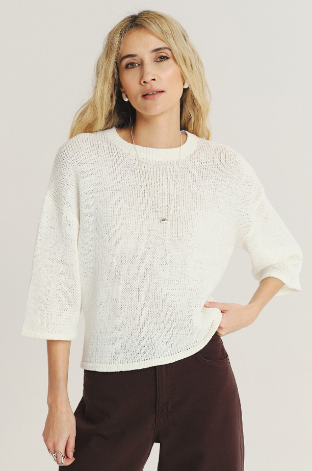 Biały sweter z szerokimi rękawami 3/4