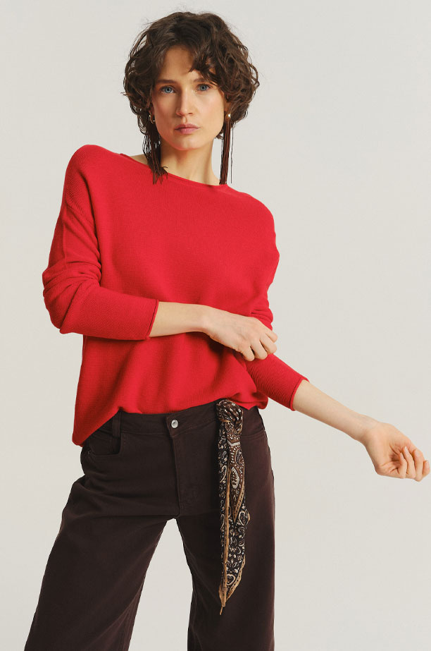 Klasyczny sweter w malinowym odcieniu czerwieni